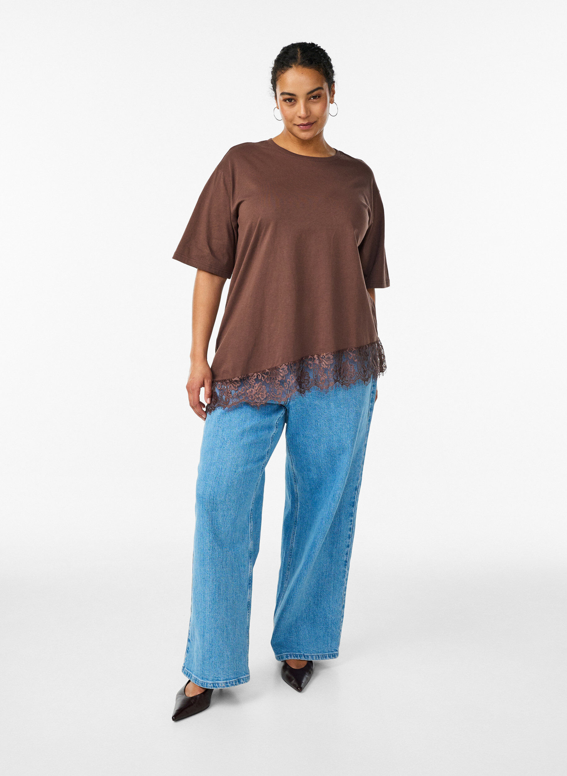 Zizzi T-shirt met asymmetrische kanten zoom, Bruin, Model image number 1