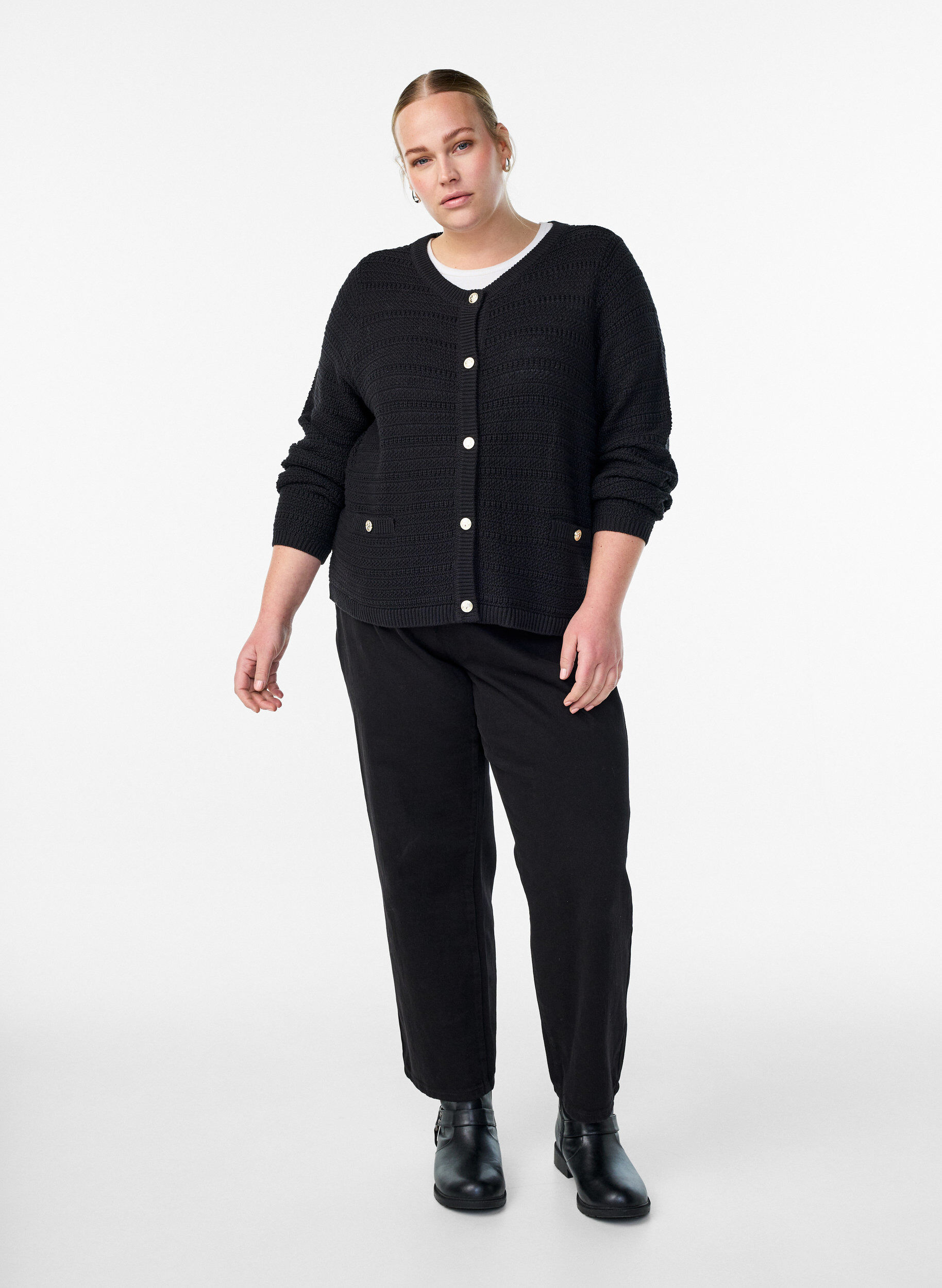 Zizzi Vest met structuurbreisel en decoratieve knopen, Zwart, Model image number 1
