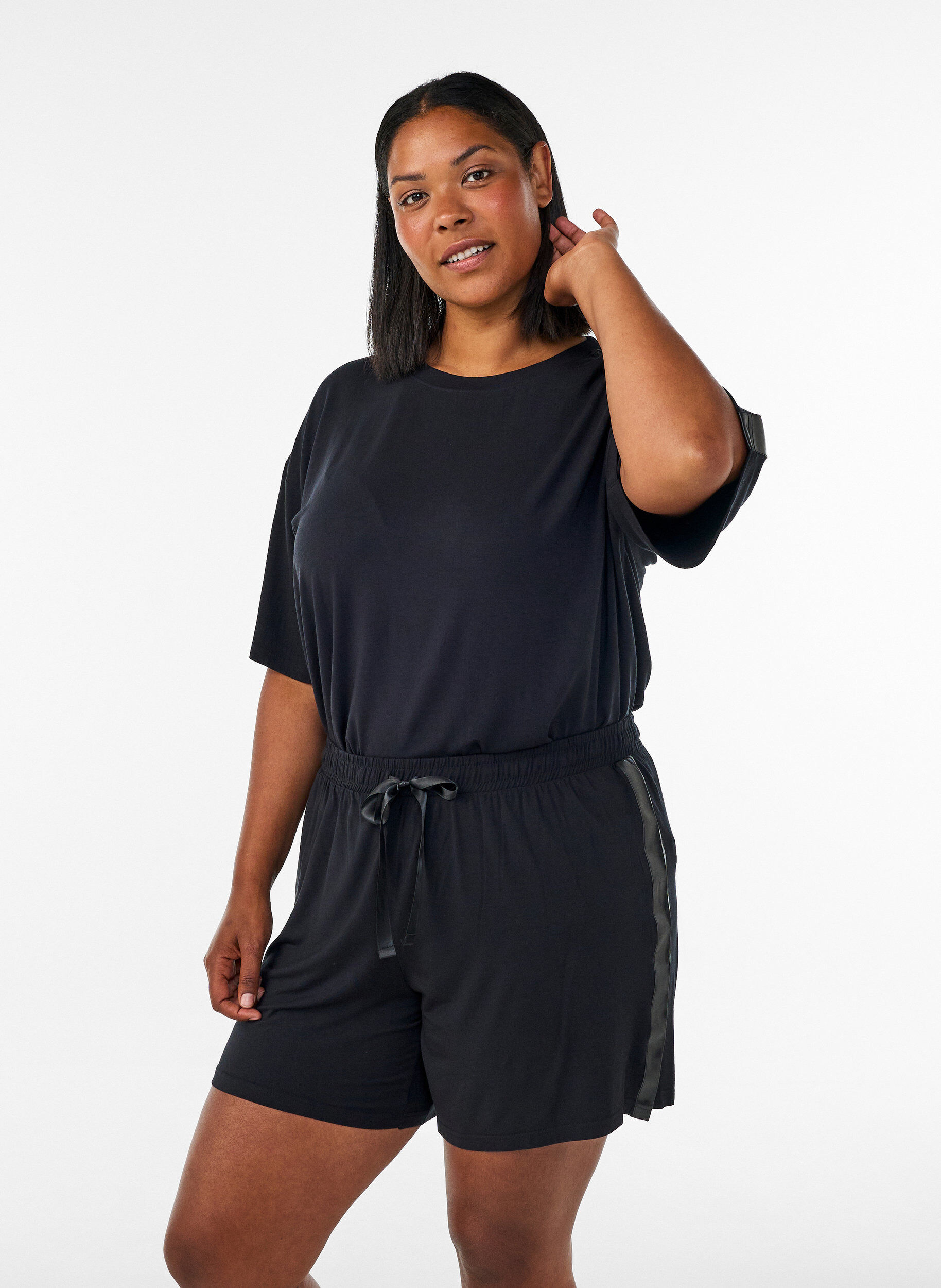 Modal pyjamashort met contrasterende band, Zwart, Model