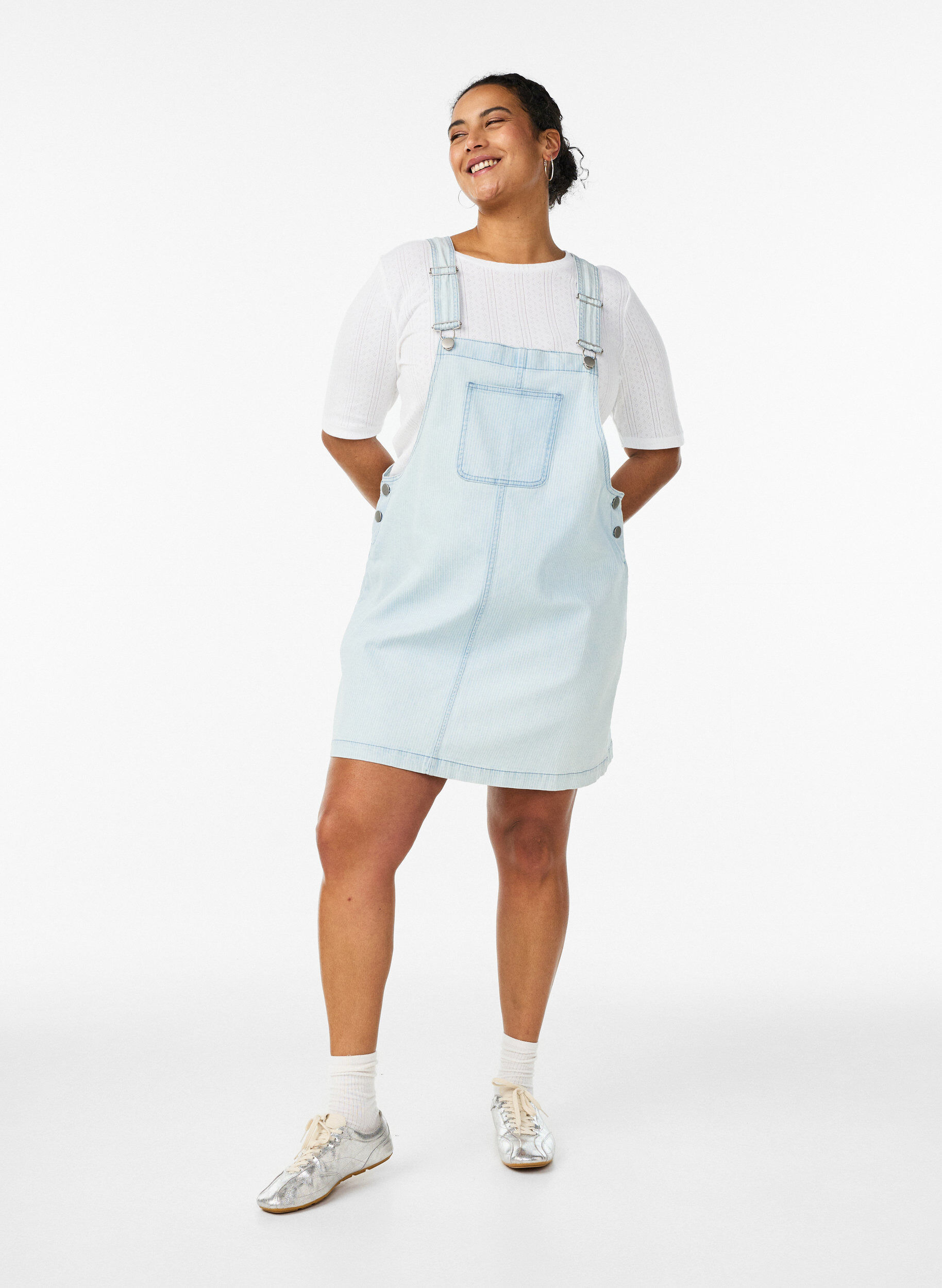 Zizzi Korte denim overall jurk in gestreept katoen, Blauw, Model image number 1