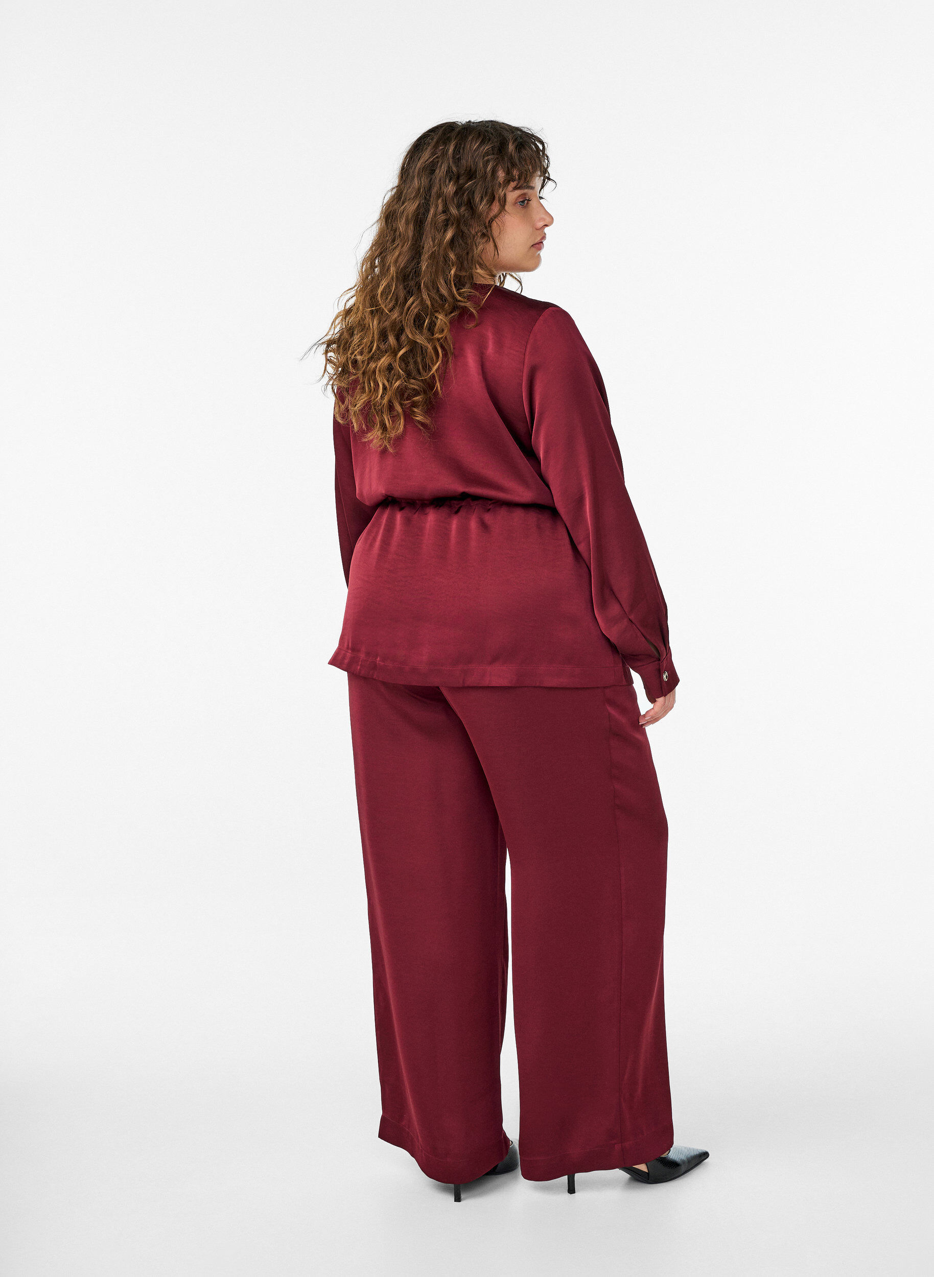 Zizzi Satijnen-look broek met een high waist en wijde pijpen, Donker Bordeaux, Model image number 1