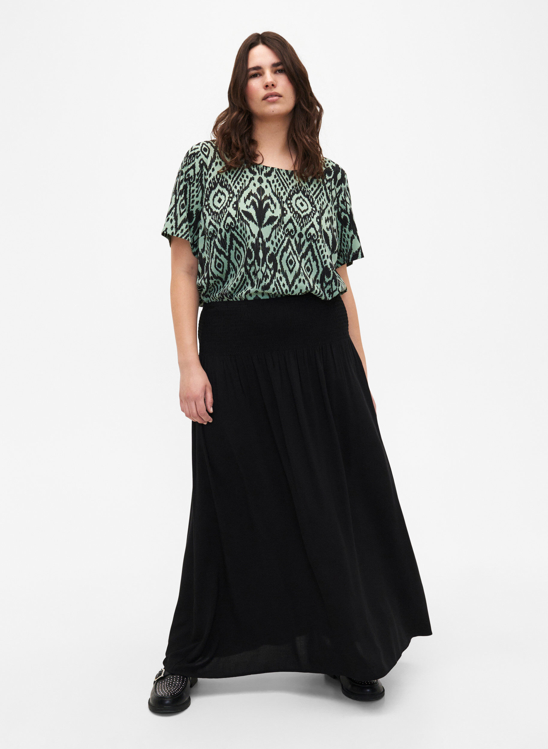 Zizzi FLASH - Maxi rok in viscose met smokwerk, Zwart, Model image number 1