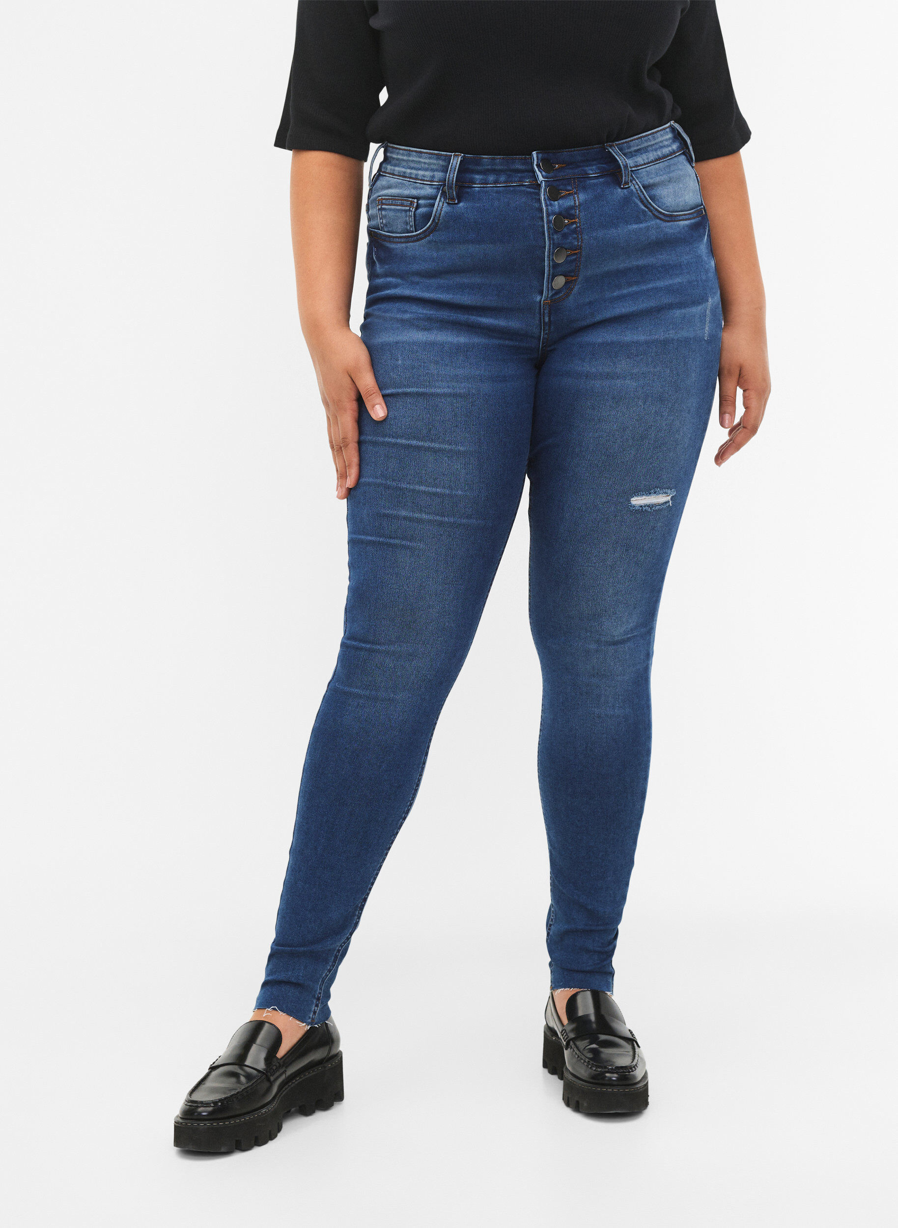 Zizzi Amy jeans met hoge taille en knopen, Blue denim, Model image number 2