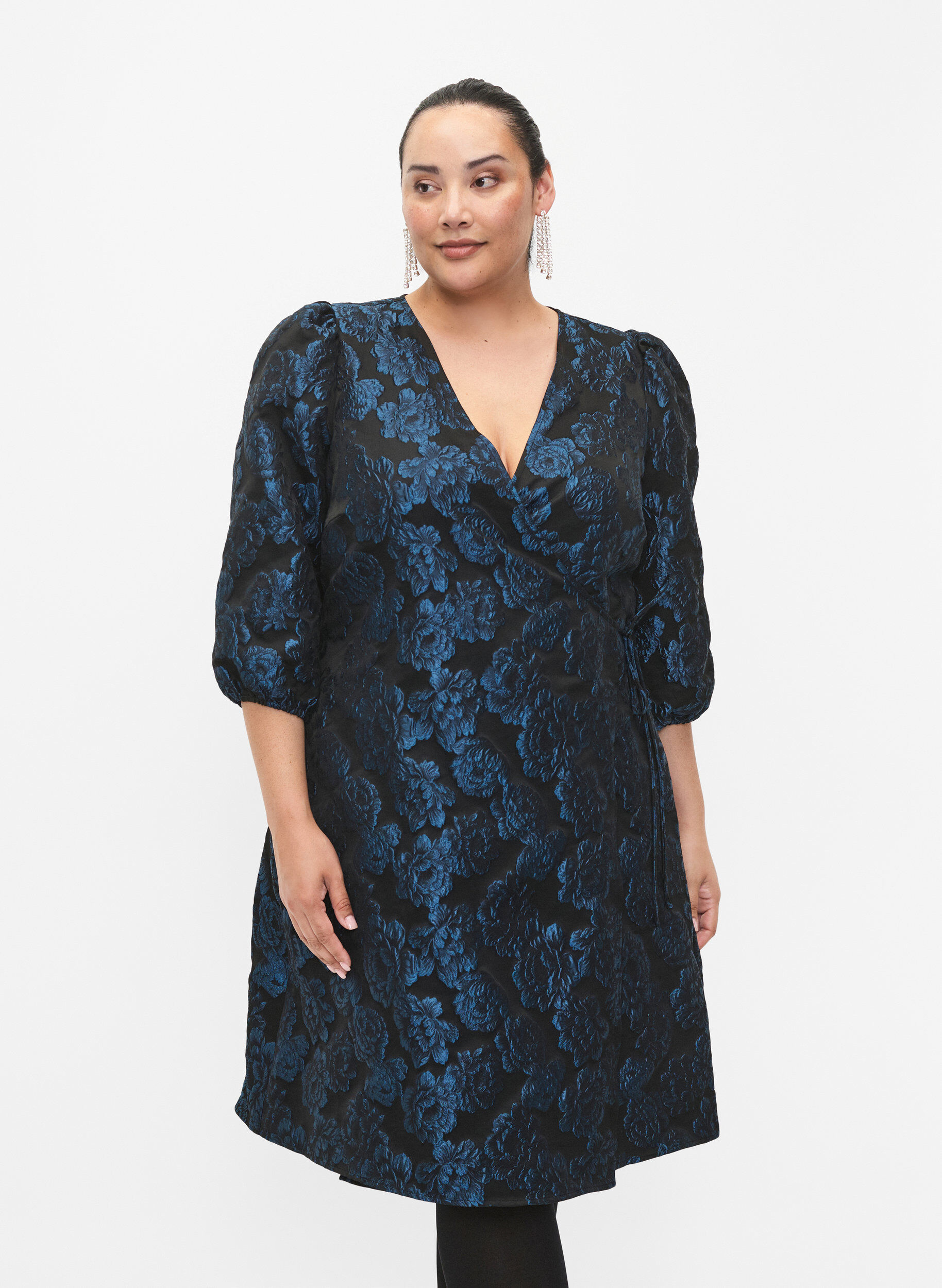 Zizzi Jacquard wikkeljurk met 3/4 mouwen, Black Blue, Model image number 0
