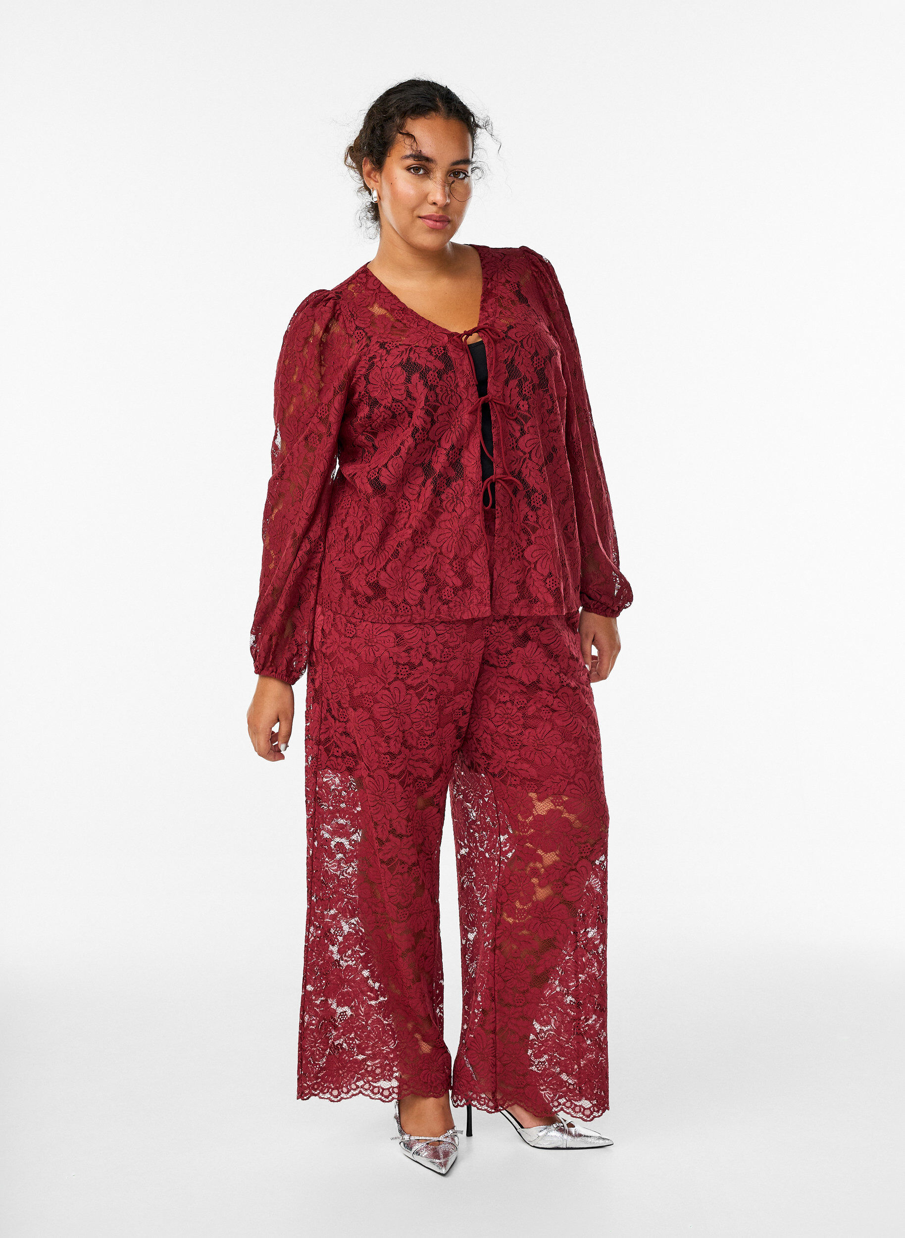 Zizzi Kanten blouse met open voorkant en strikbandjes, Donker Bordeaux, Model image number 1