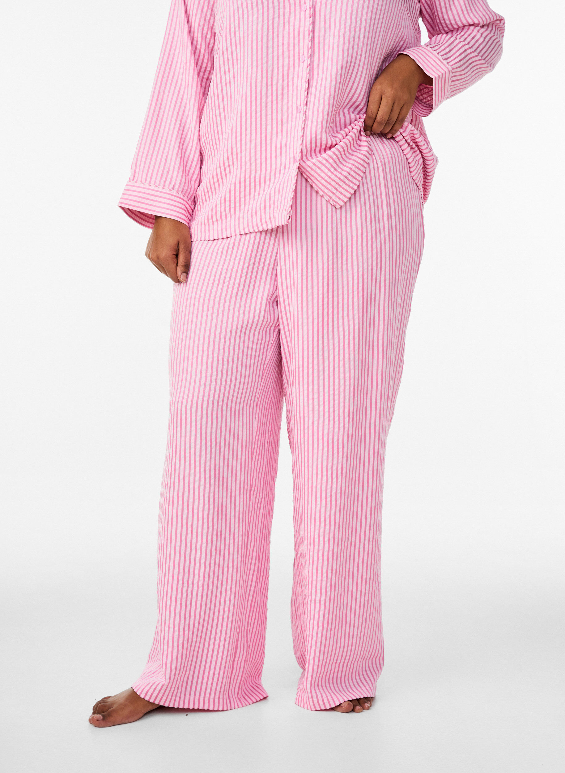 Zizzi Losse seersucker-pyjamabroek met hoge taille, Roze, Model image number 2