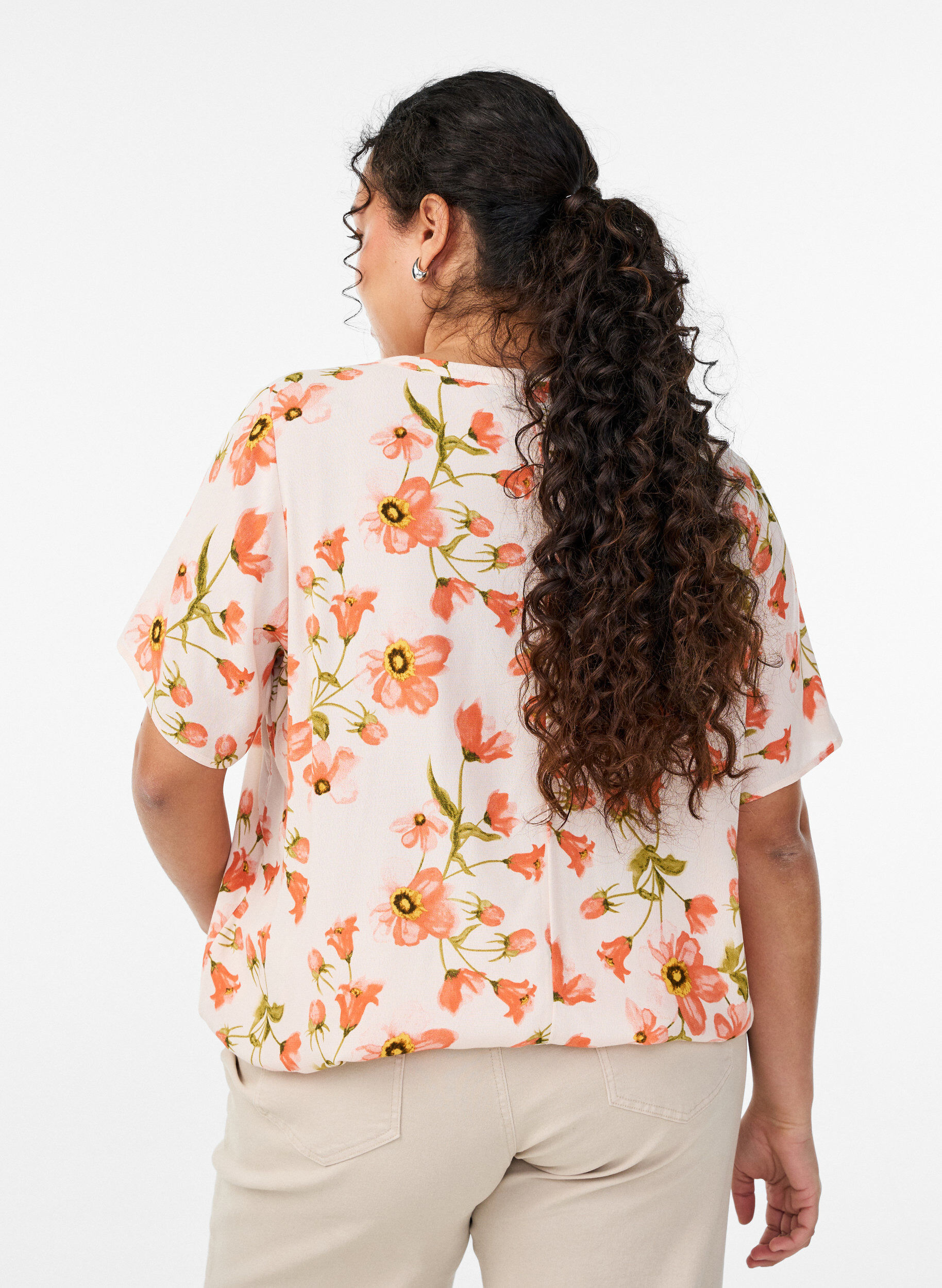 Zizzi Viscose blouse met bloemenprint en korte mouwen, Vanilla, Model image number 2