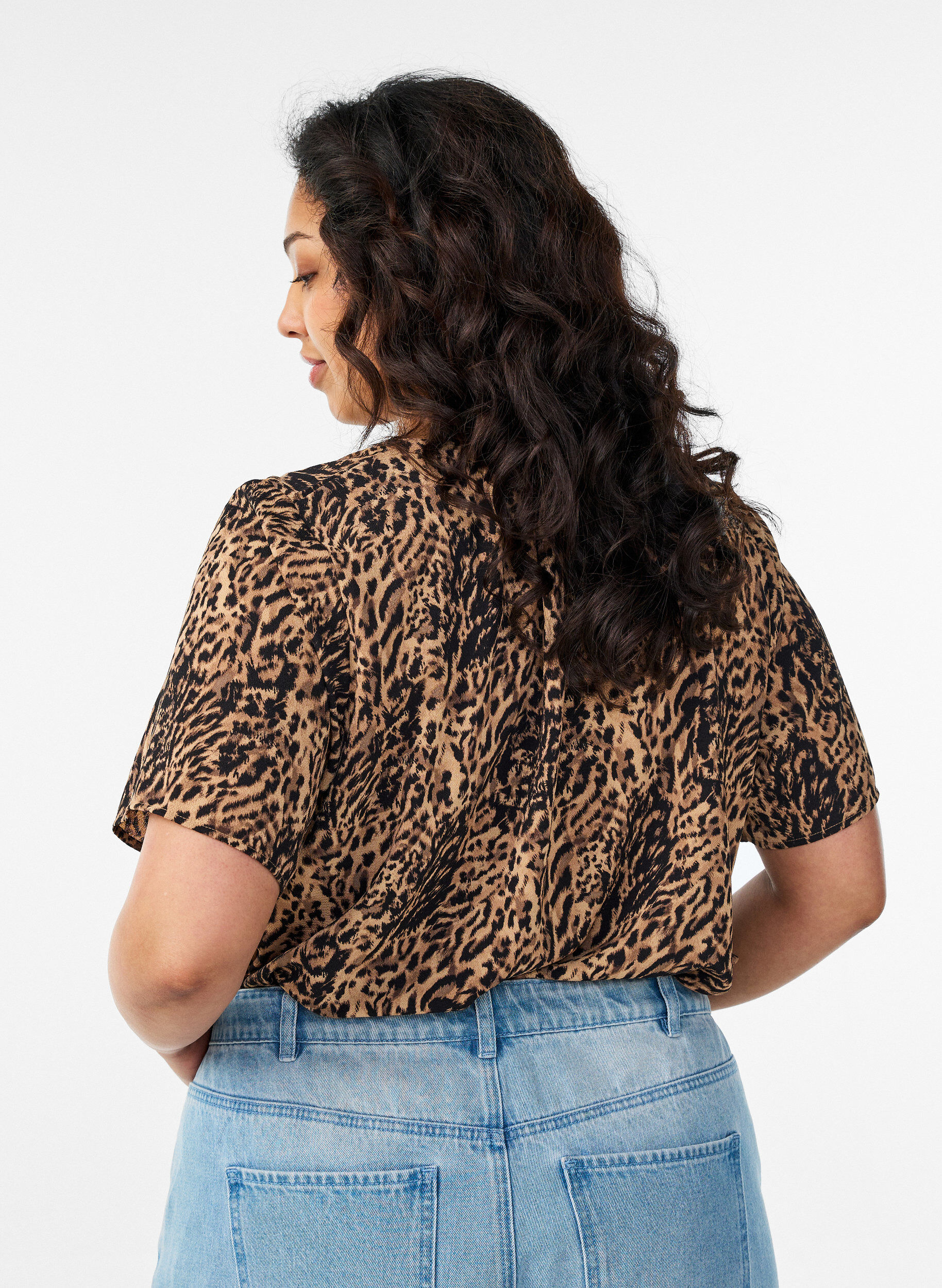 Zizzi Blouse met korte mouwen en v-halslijn, Bruin, Model image number 2
