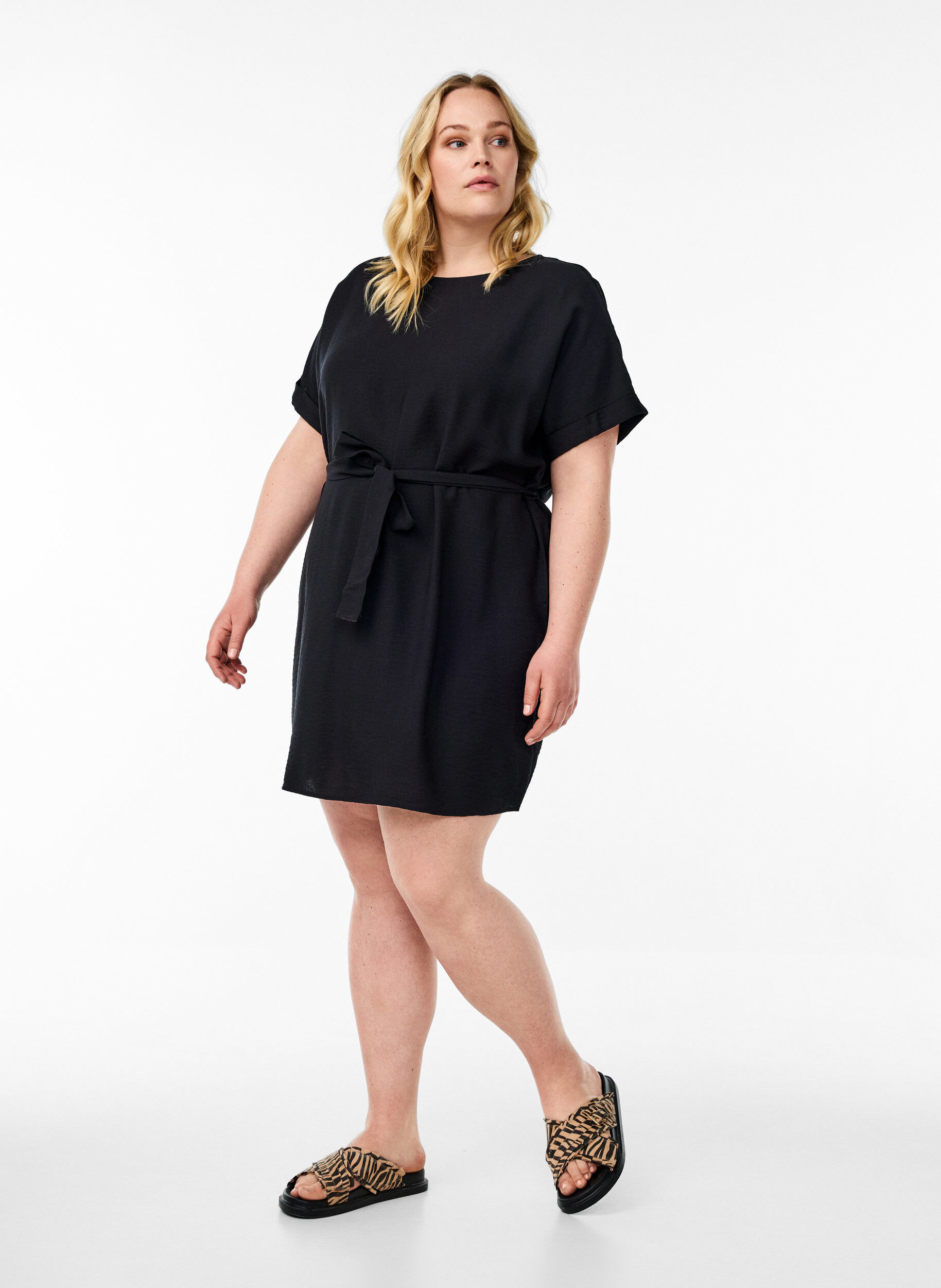 Zizzi Korte jurk met losse pasvorm en strikceintuur, Zwart, Model image number 1