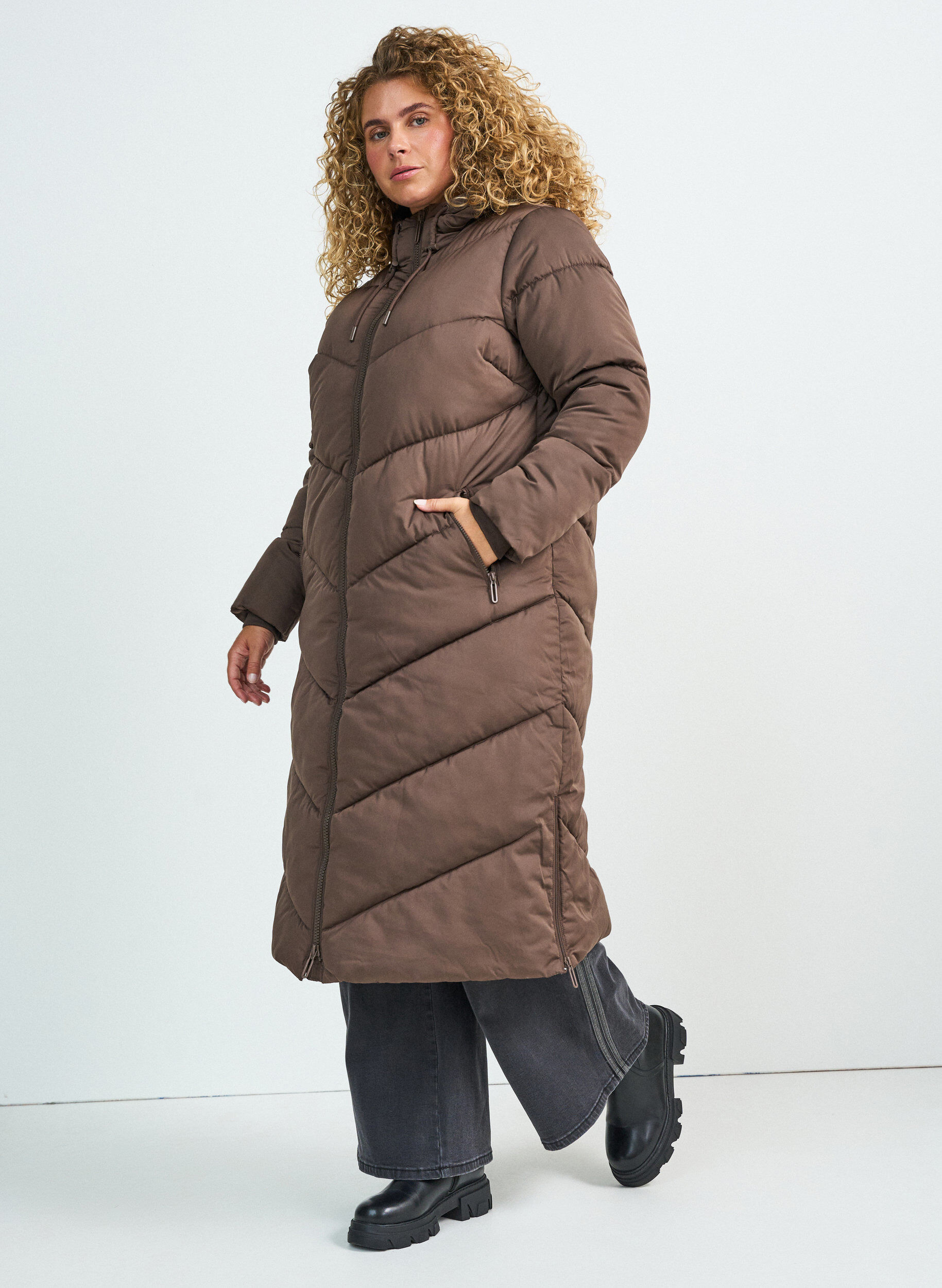 Lange pufferjas met capuchon en zakken, Bruin, Model