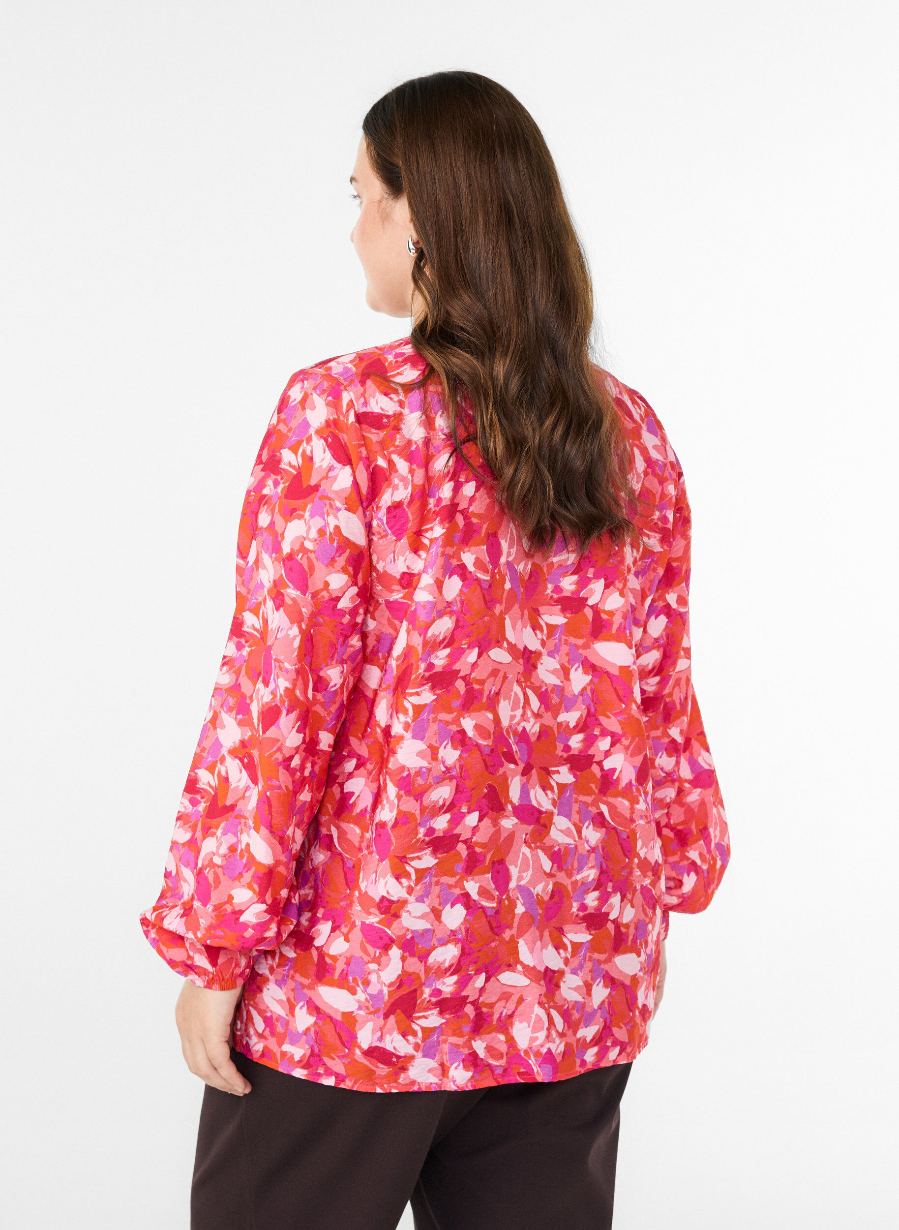 Zizzi Blouse met V-hals en grafisch bladpatroon, Roze, Model image number 2