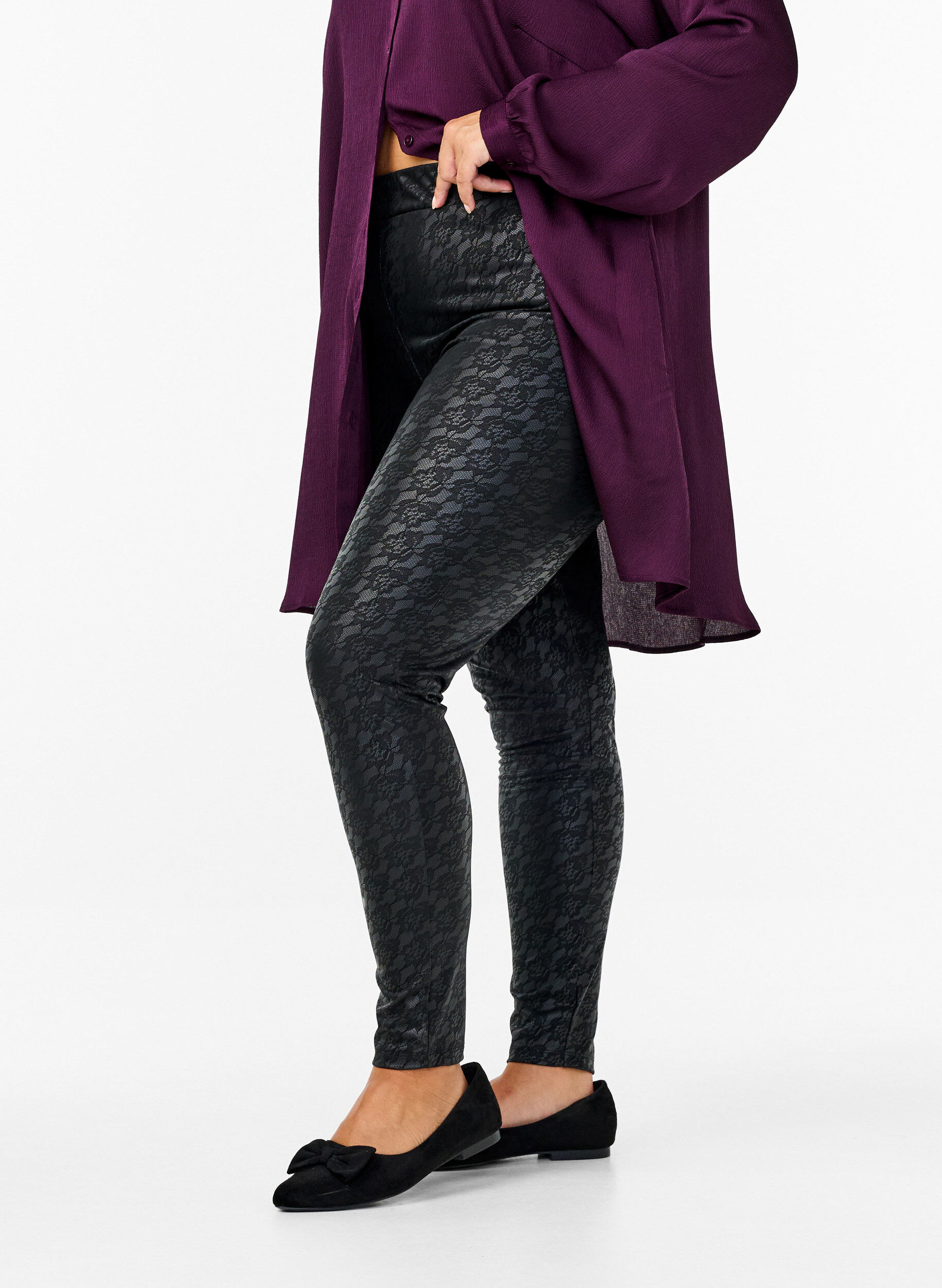 Zizzi Imitatieleer legging met kantstructuur, Zwart, Model image number 0