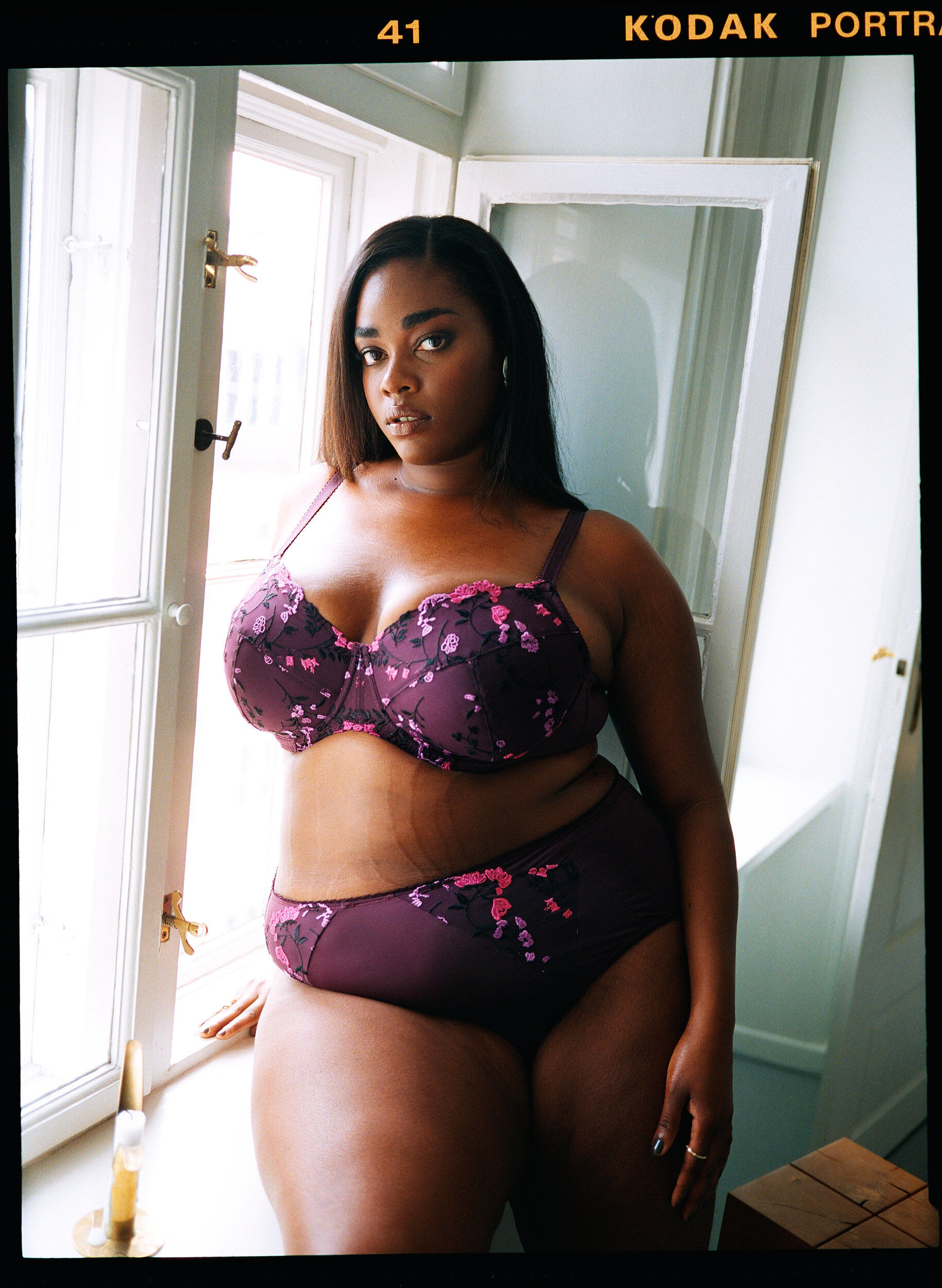 Zizzi Slips in microvezel met bloemenborduursel, Paars, Image image number 0