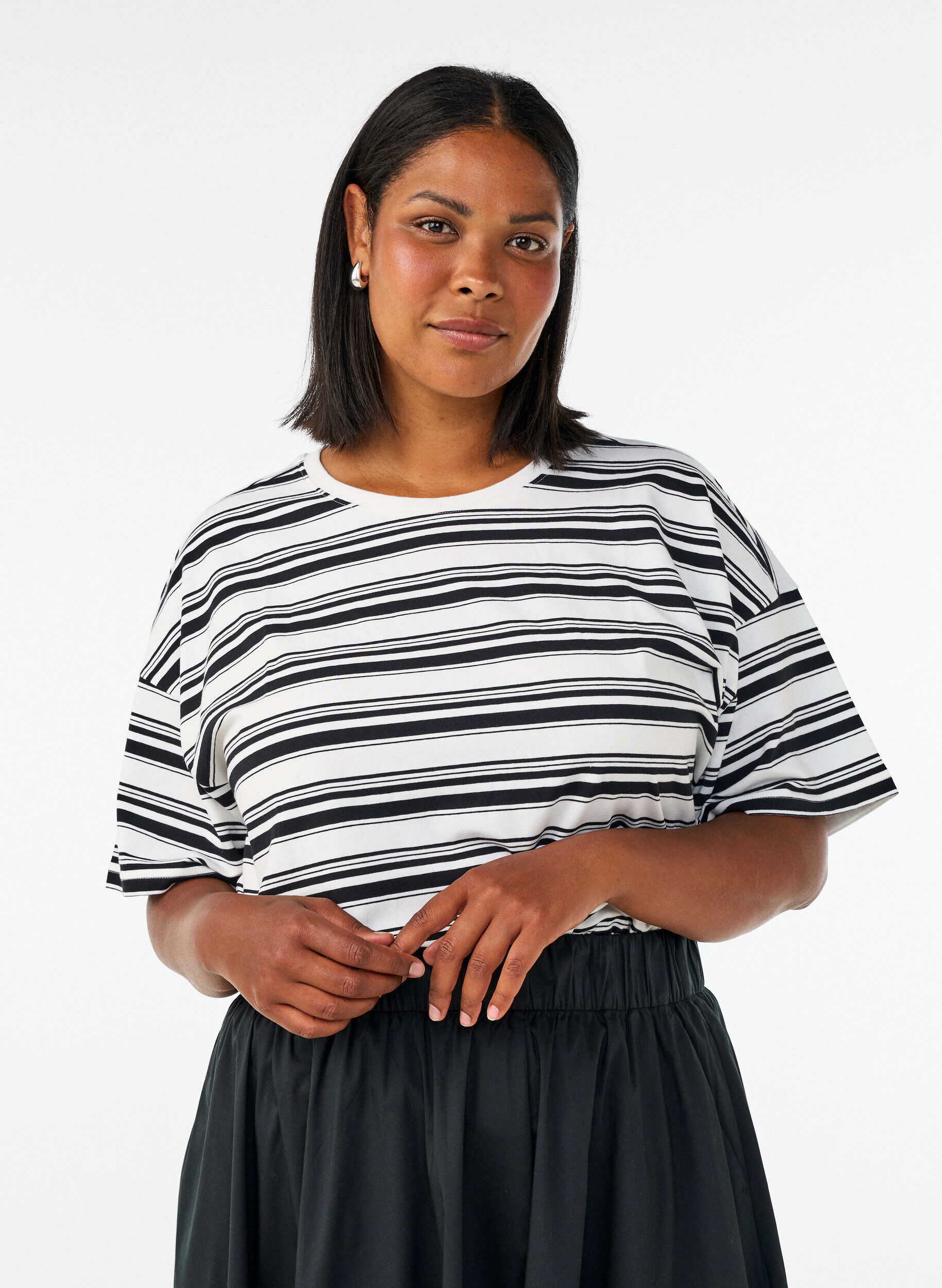 Boxy T-shirt met gestreept patroon, Zwart, Model