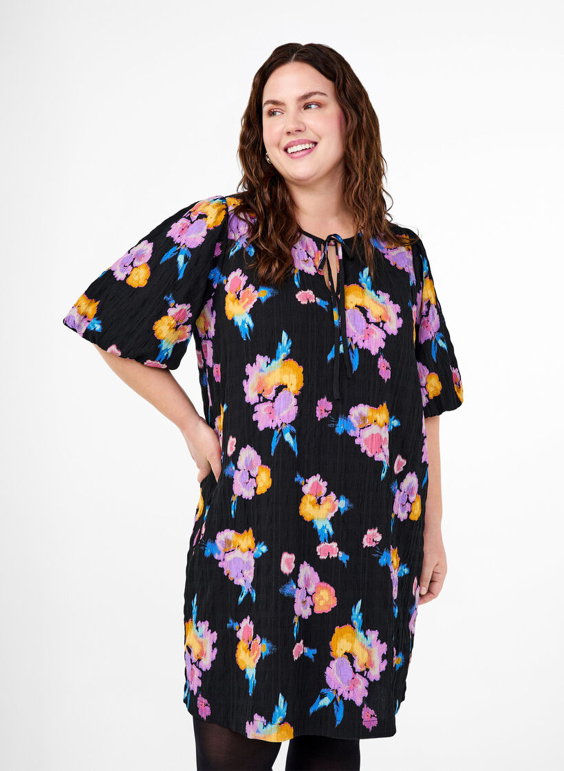 Jurk met korte pofmouwen en bloemenprint, Black w. flower AOP, Model image number 0