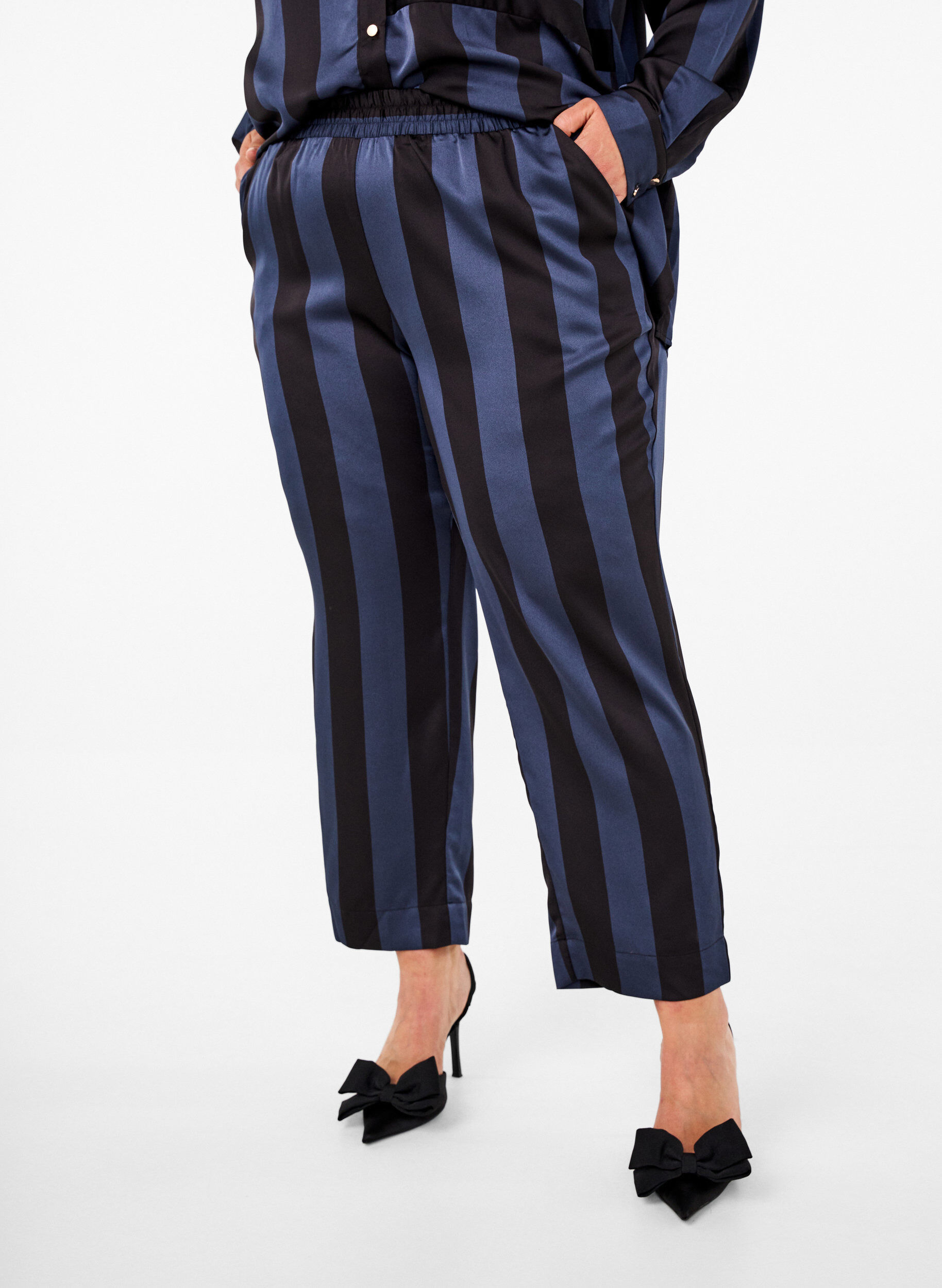 Zizzi Cropped broek met strepen, Blauw, Model image number 2