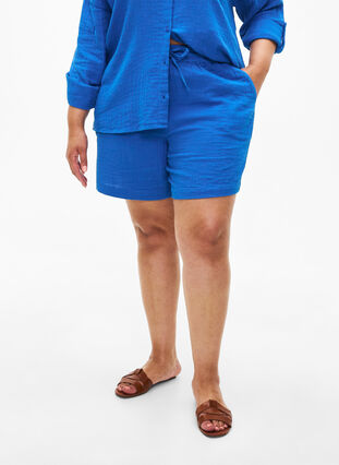 Katoenen mousseline korte broek met zakken, Victoria blue, Model image number 2