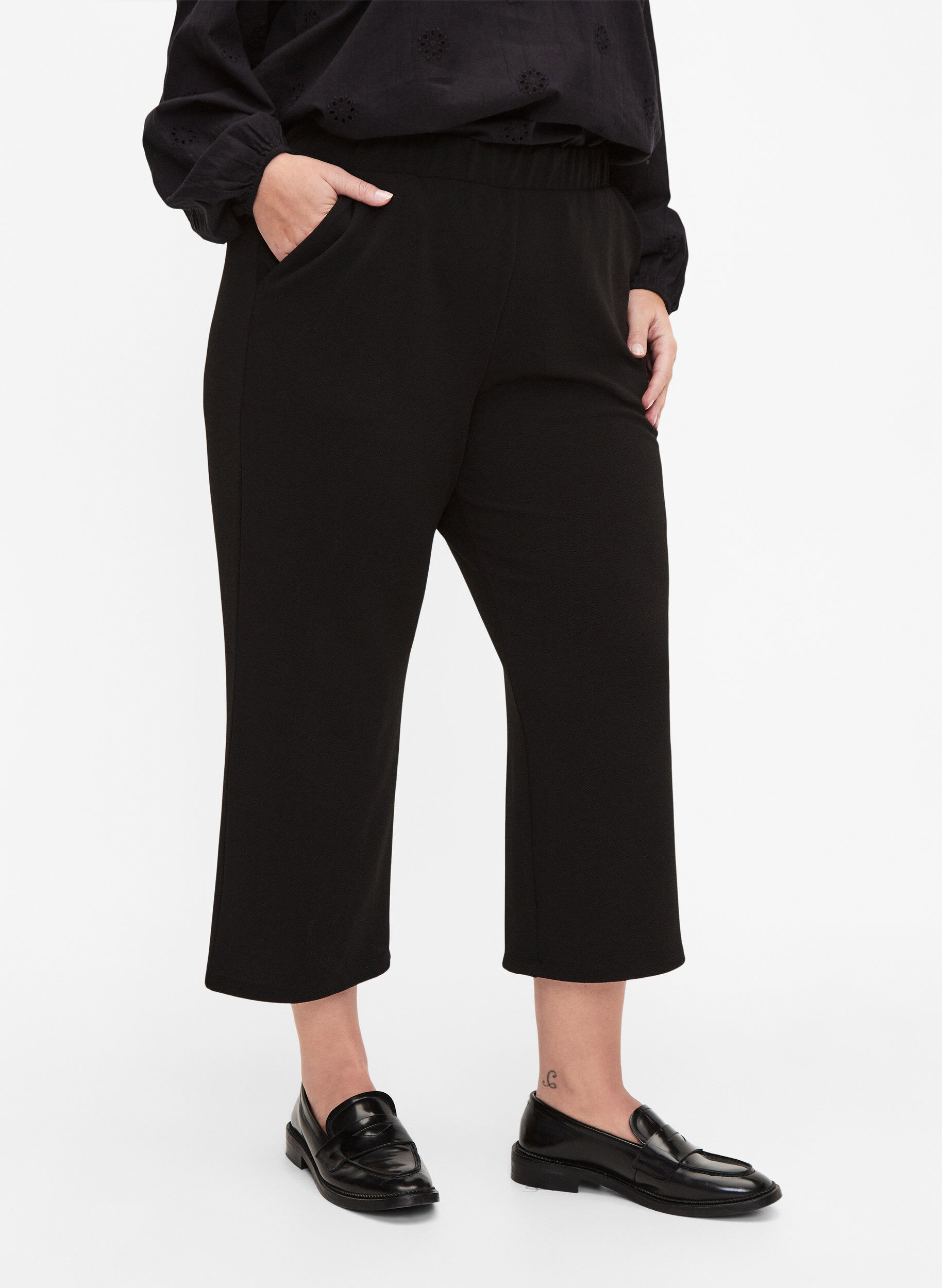 Zizzi Losse broek met 7/8 lengte, Zwart, Model image number 2