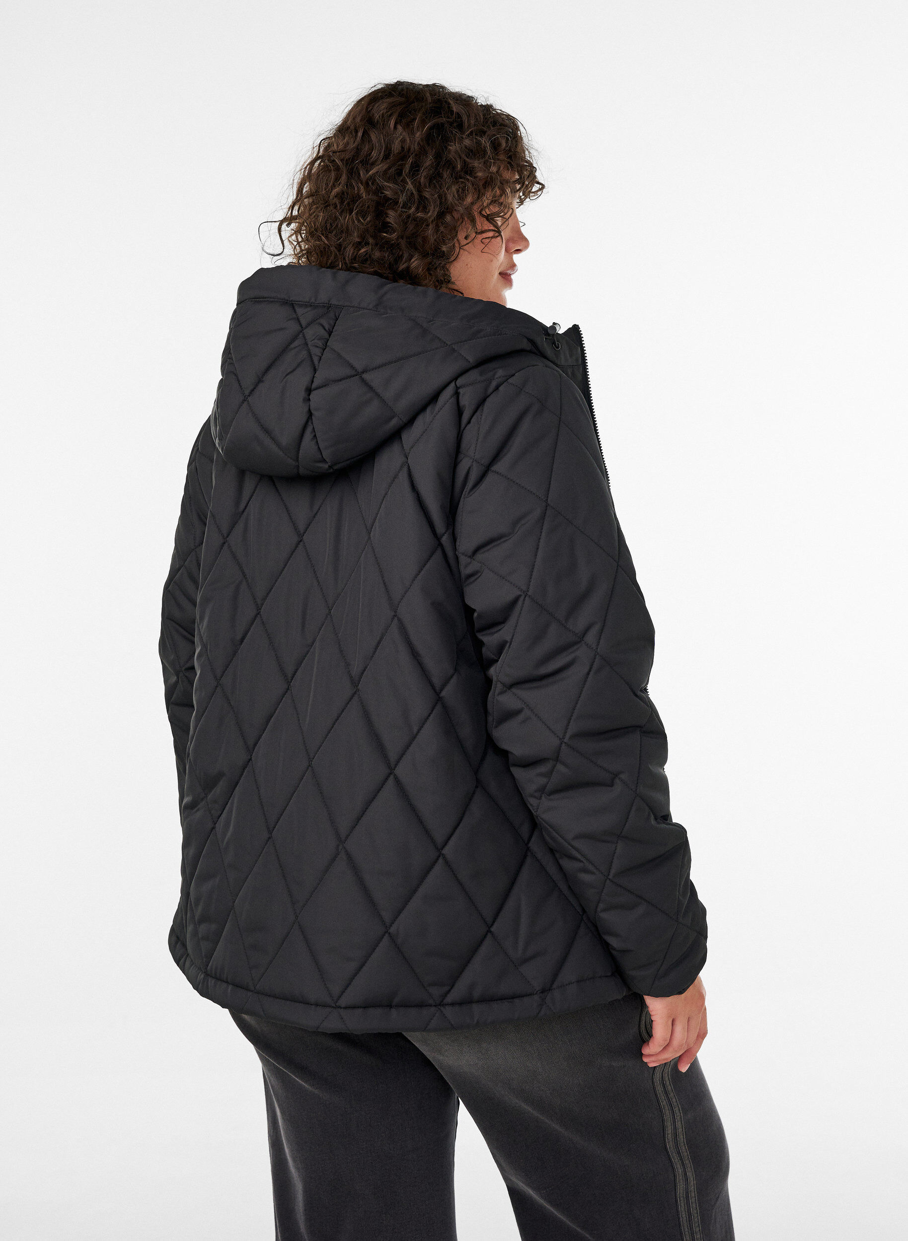 ZizziLicht gewatteerd jack met diamant-quilt, Zwart, Model image number 2