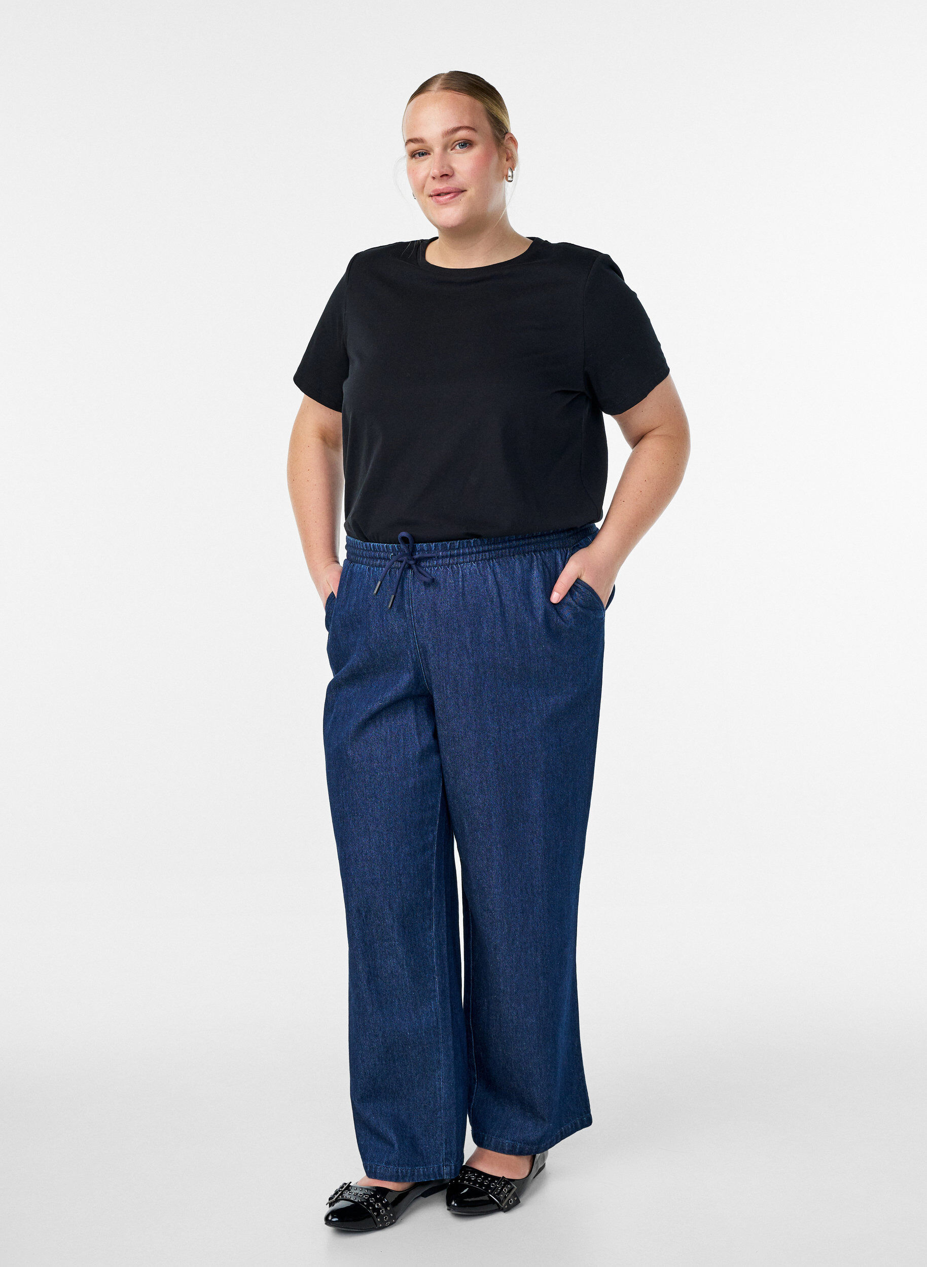 Zizzi Basic katoenen T-shirt met schoudervullingen, Zwart, Model image number 1