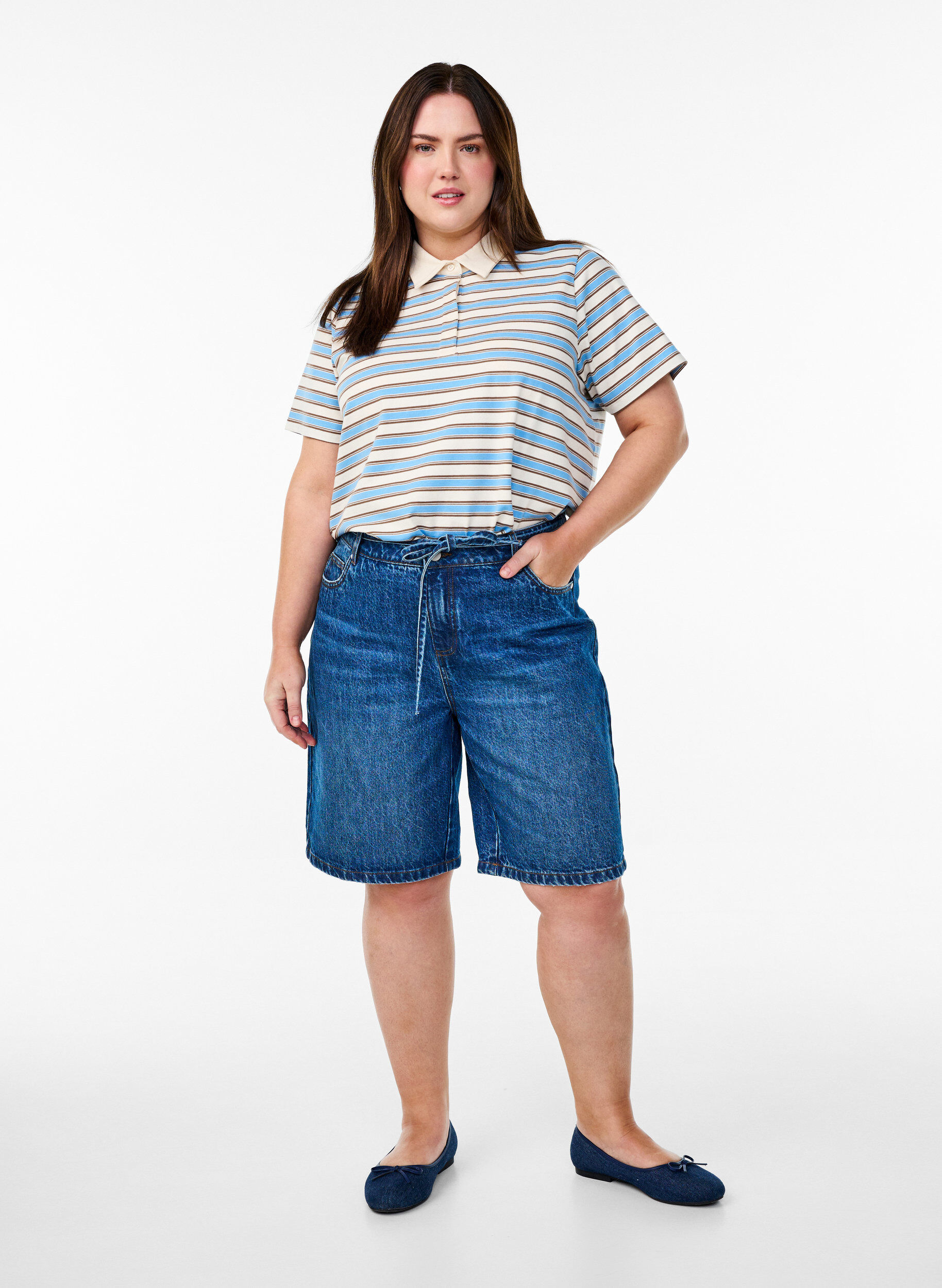 Zizzi Strakke pasvorm denim shorts met strikriem, Blauw, Model image number 1
