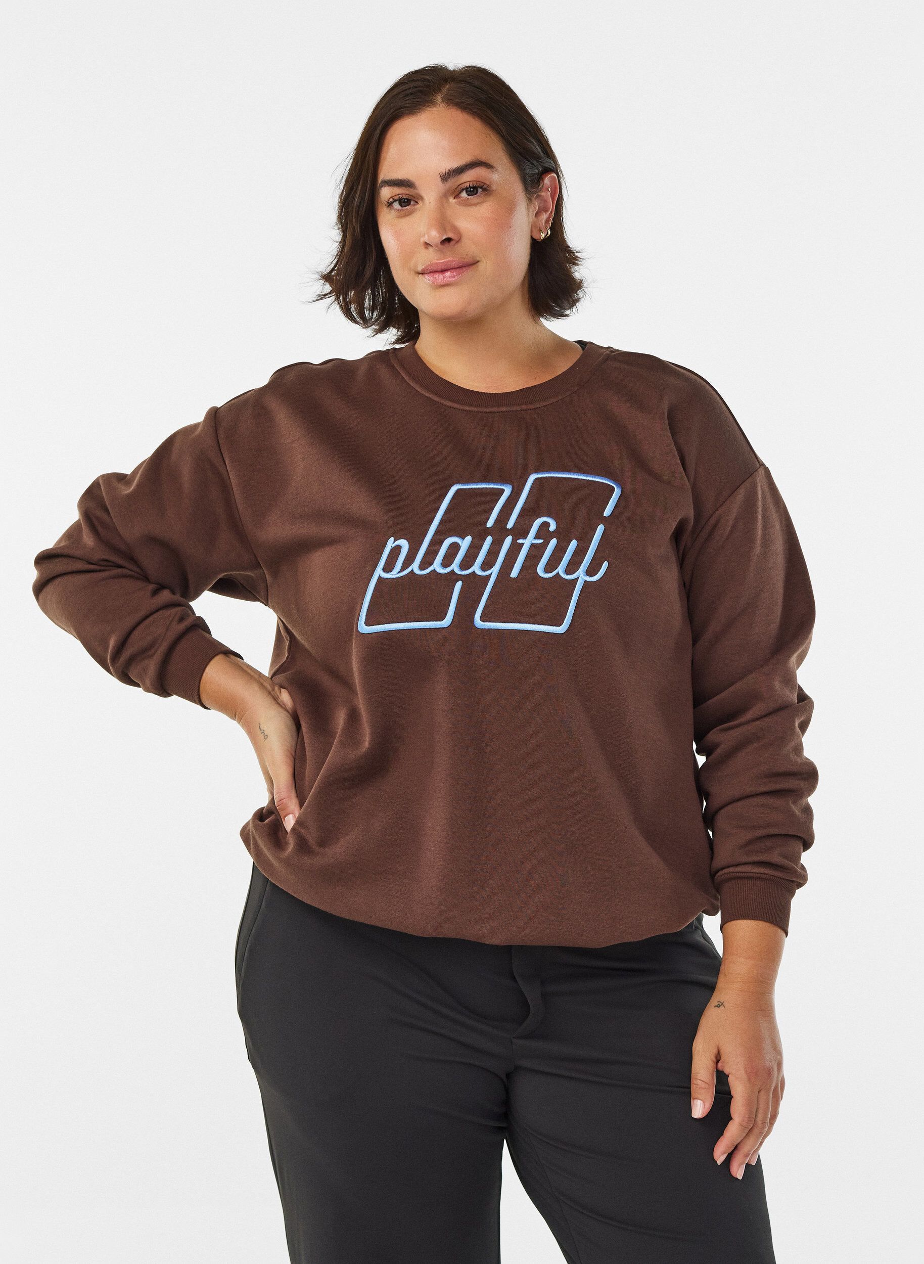 Zizzi Sweatshirt met geborduurde tekst, Bruin, Model image number 0