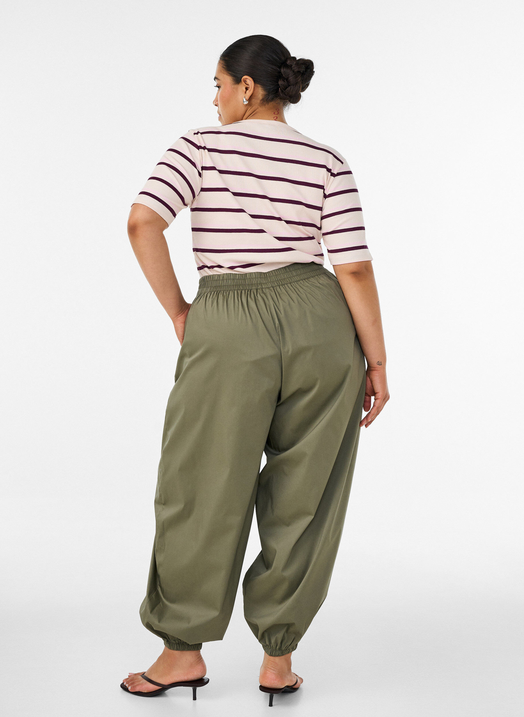 ZizziBallonbroek met zakken en een elastische tailleband, Groen, Model image number 1