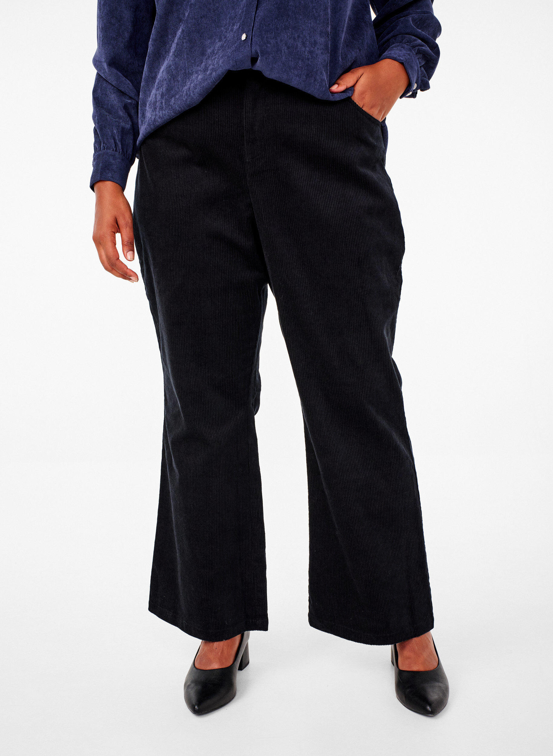 Zizzi Bootcut ribbroek met hoge taille, Zwart, Model image number 2