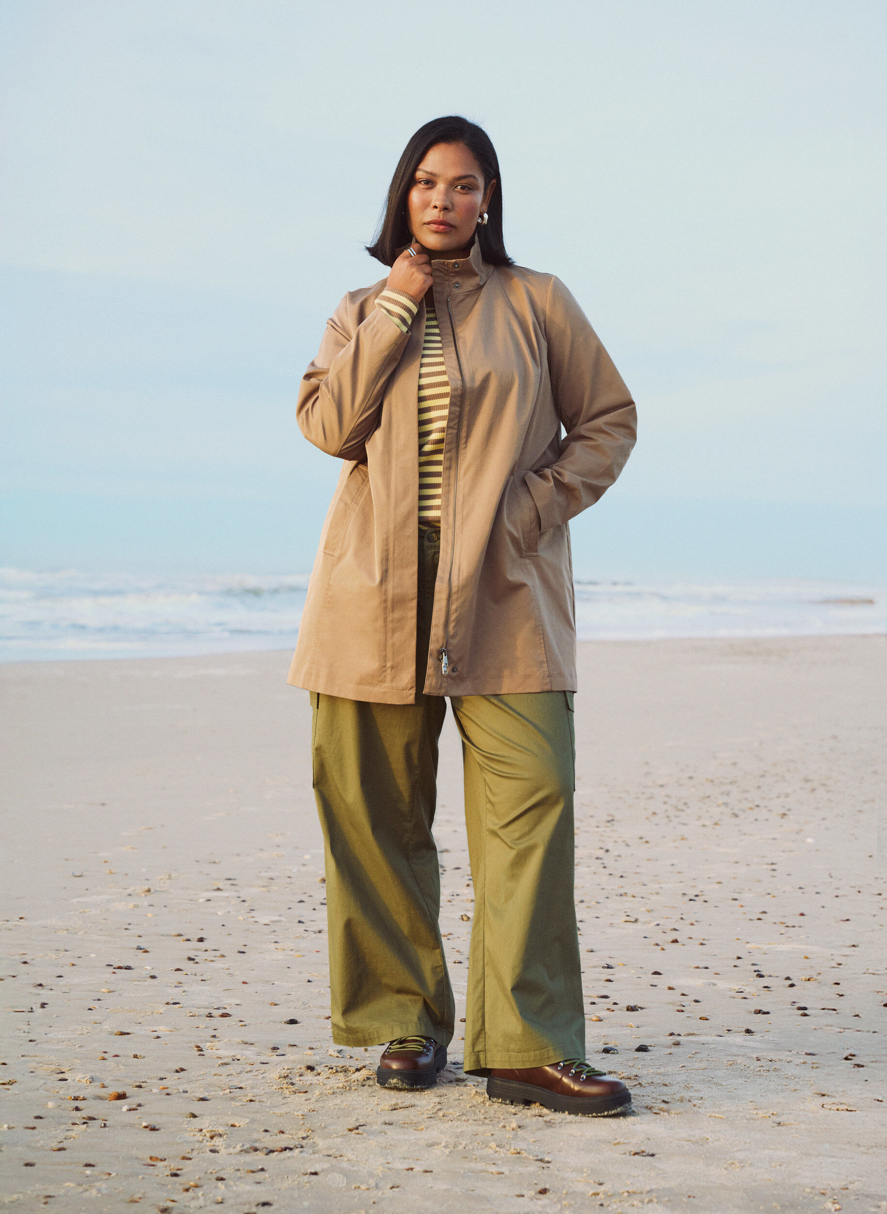 Zizzi Overgangsjas met zakken en een hoge kraag, Bruin, Image image number 0