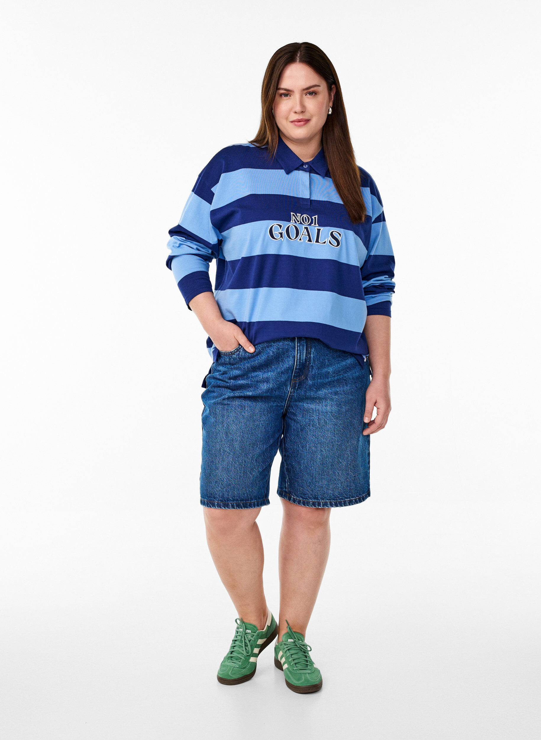 Zizzi Gestreept poloshirt met geborduurde tekst, Blauw, Model image number 1