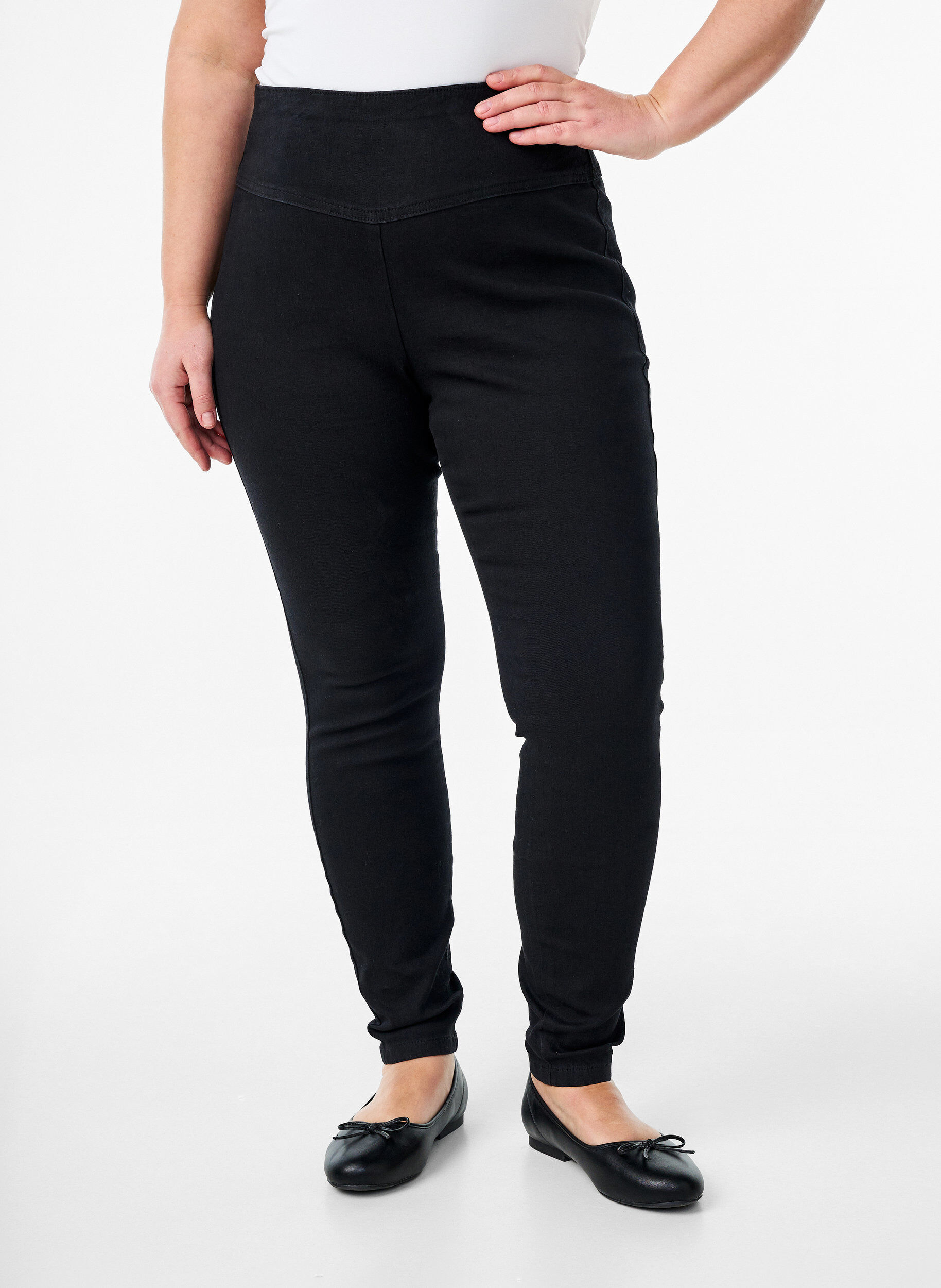 Zizzi Rekbare jeggings met een hoge taille, Zwart, Model image number 2