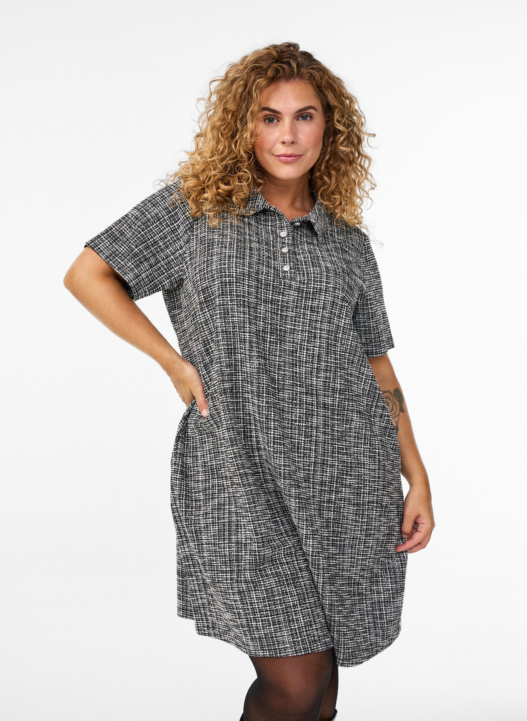 Korte jurk in gestructureerde jersey met een grafisch ruitpatroon, Vanille, Model