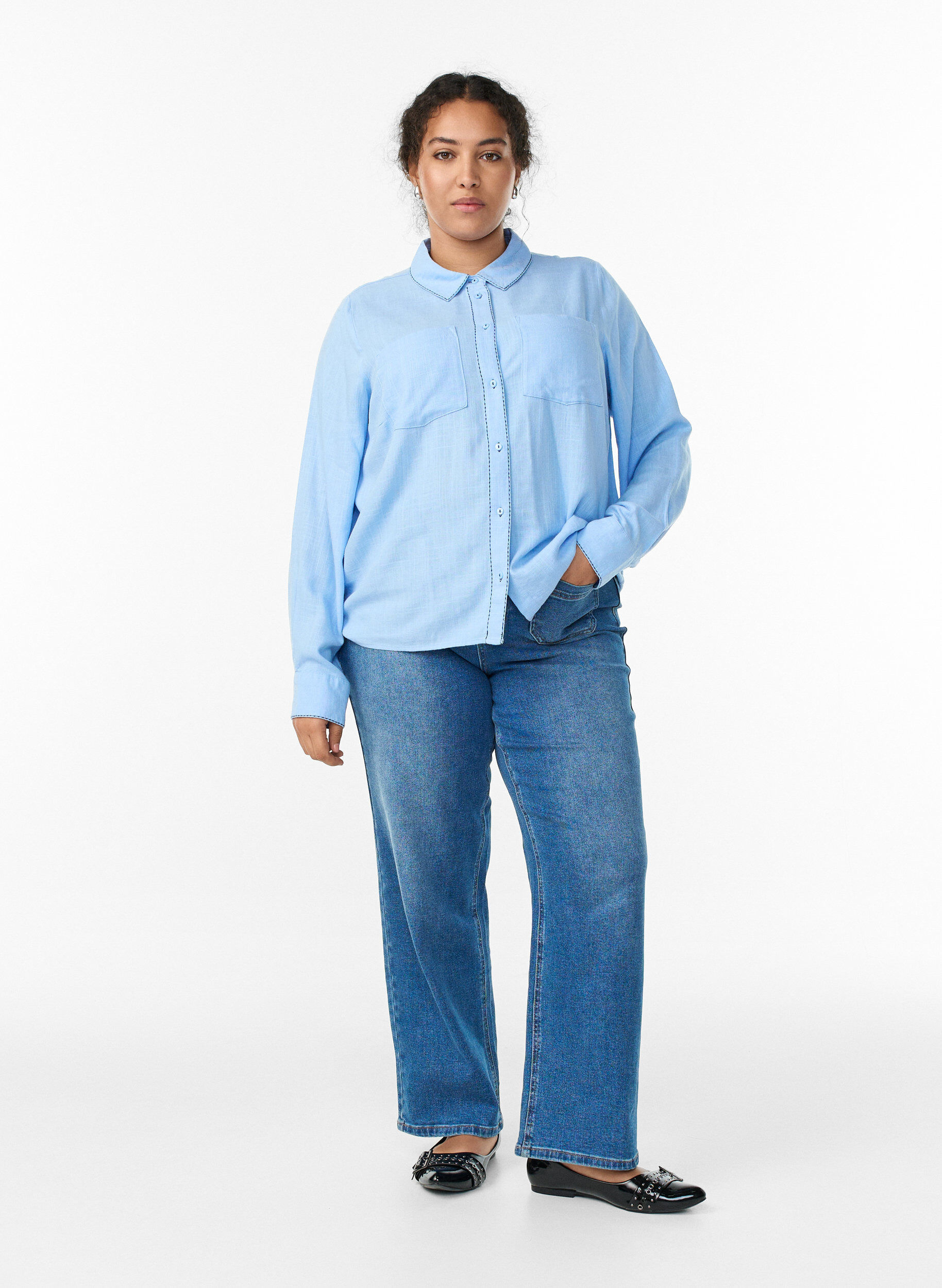 Zizzi Blouse met contraststiksel en borstzakken, Blauw, Model image number 1