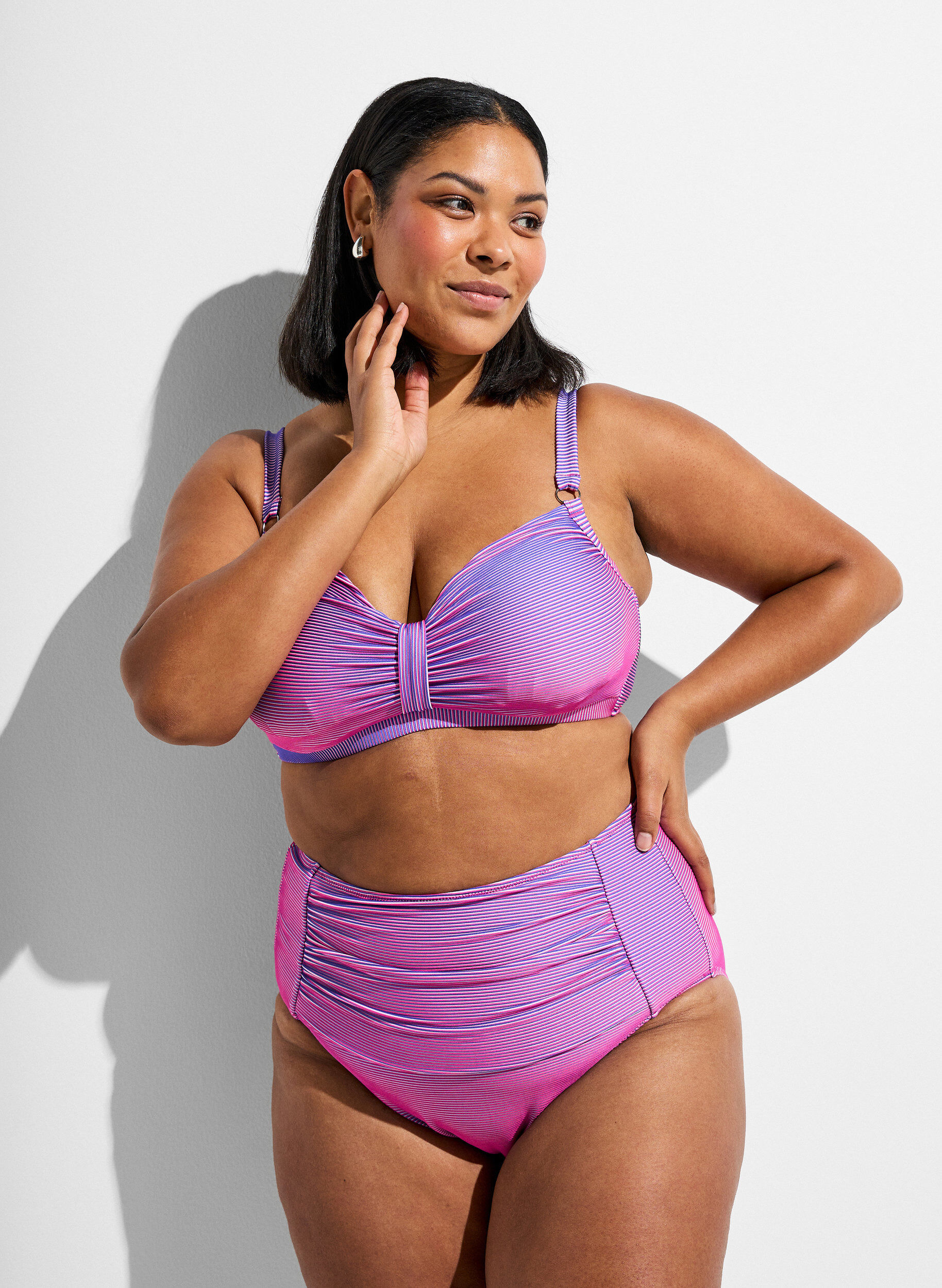 Zizzi High waist bikinibroekje met een gestreepte structuur, Roze, Model image number 0