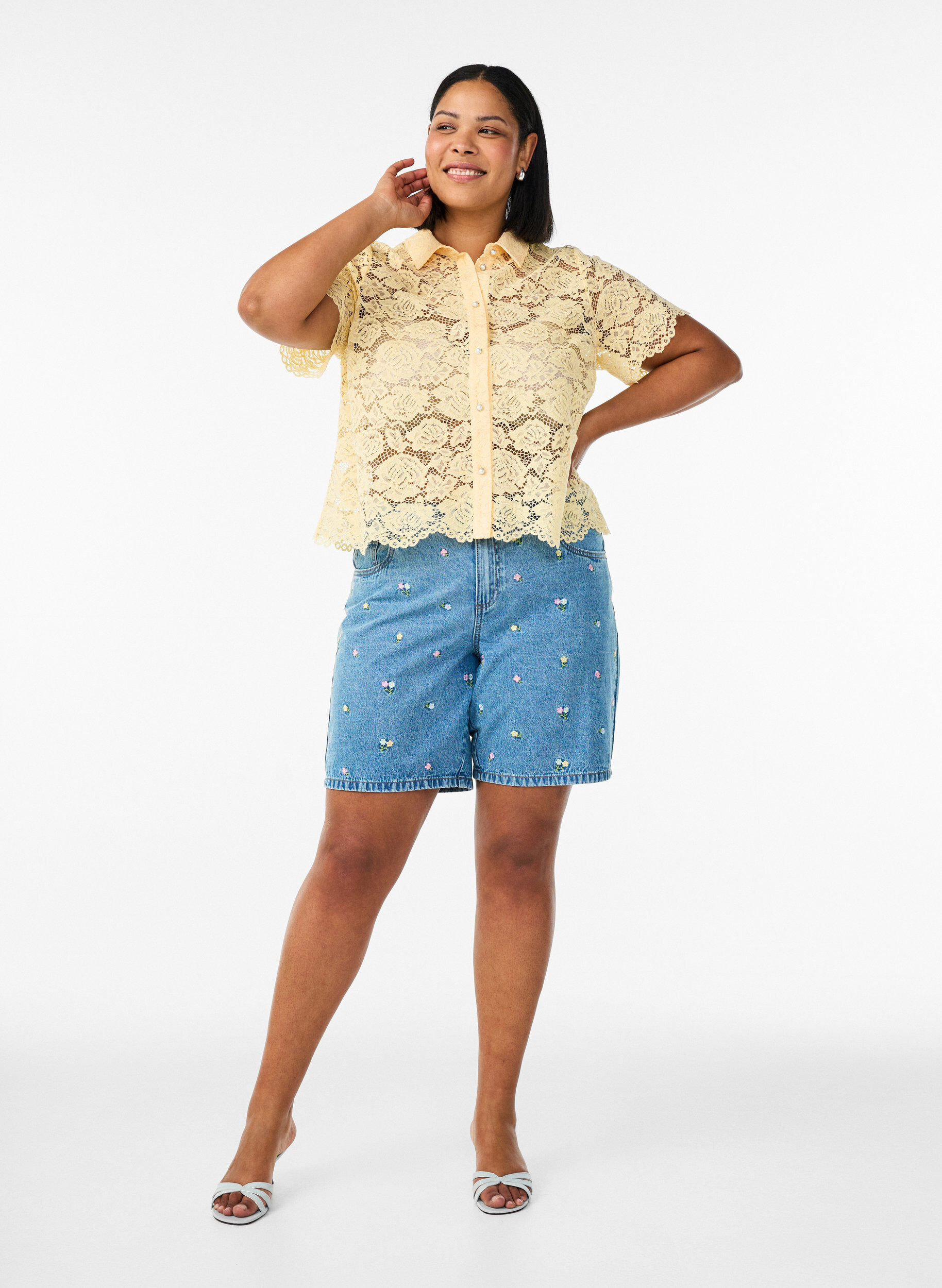 Zizzi Denimshorts met geborduurde bloemen, Blauw, Model image number 1