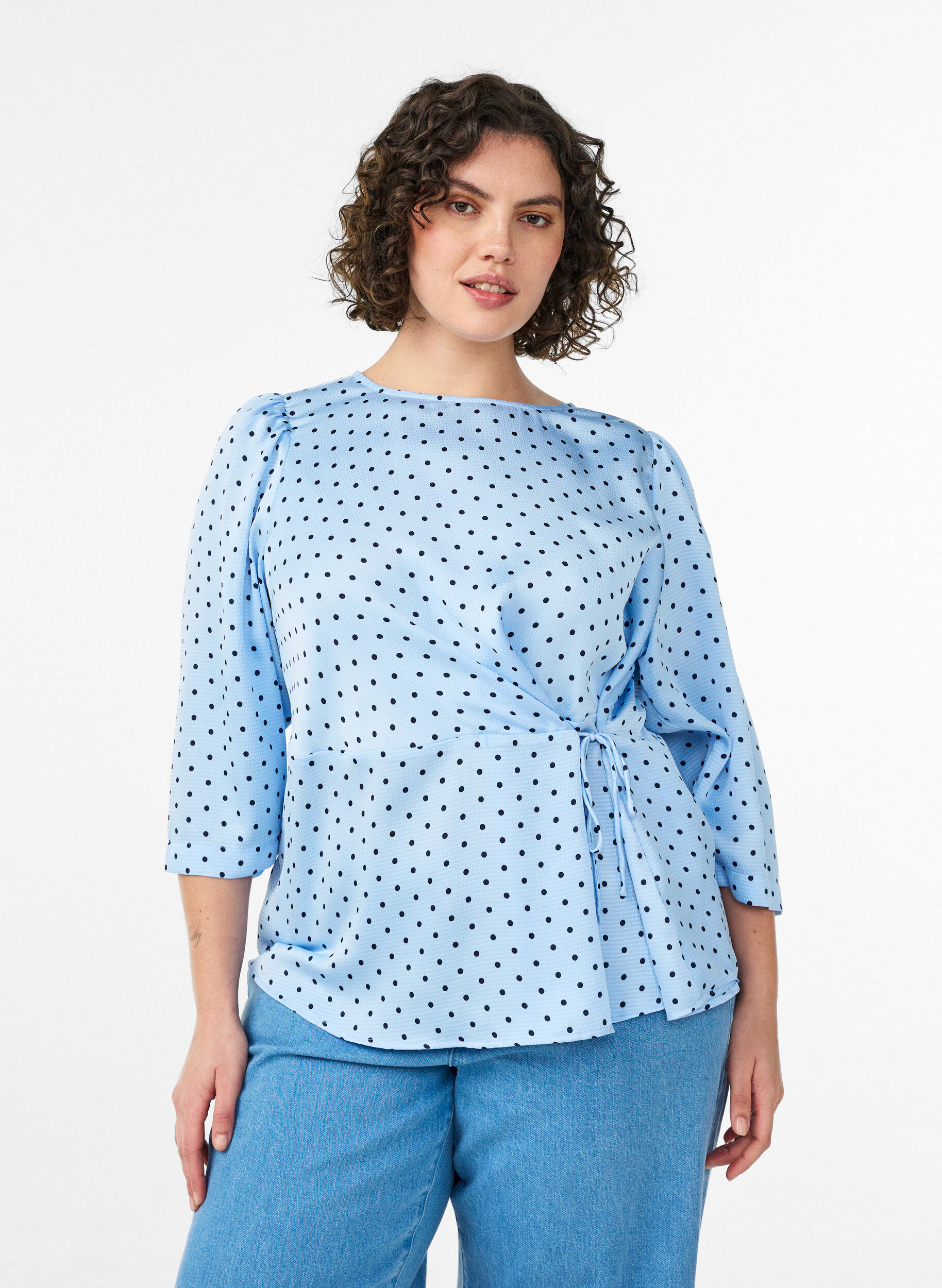 Zizzi Blouse met stippen, striksluiting en 3/4-mouwen, Blauw, Model image number 0