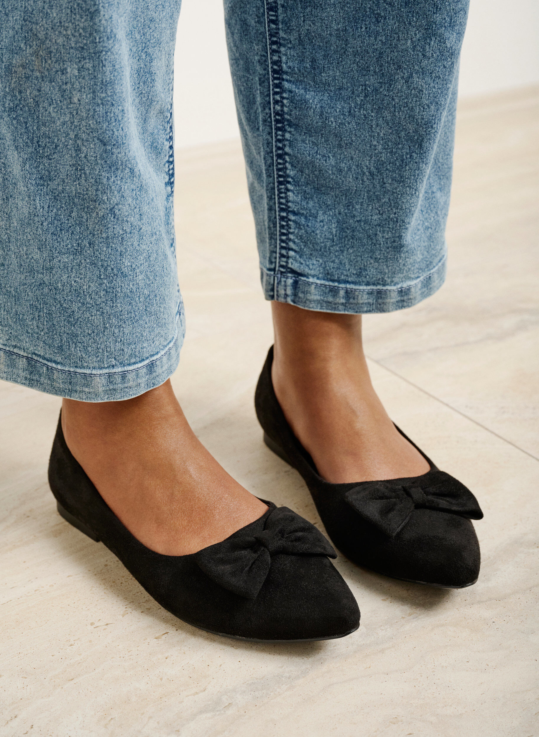 Ballerina met brede pasvorm en strik - Zwart - Zizzi