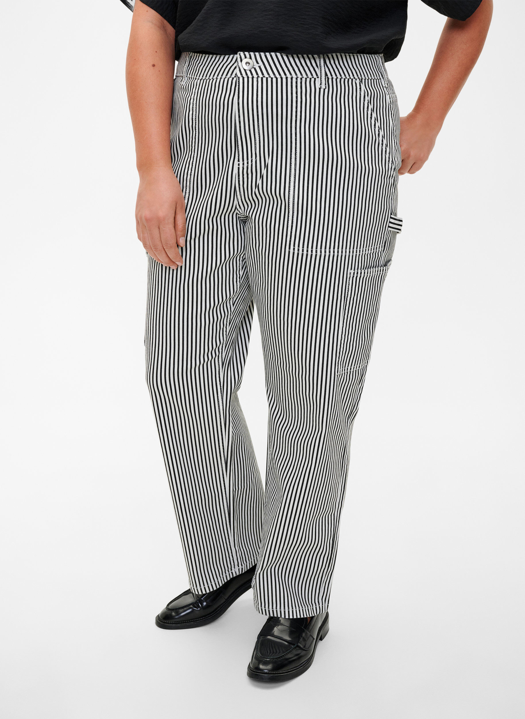 Zizzi Gestreepte cargo jeans met rechte pasvorm, Black White Stripe, Model image number 2