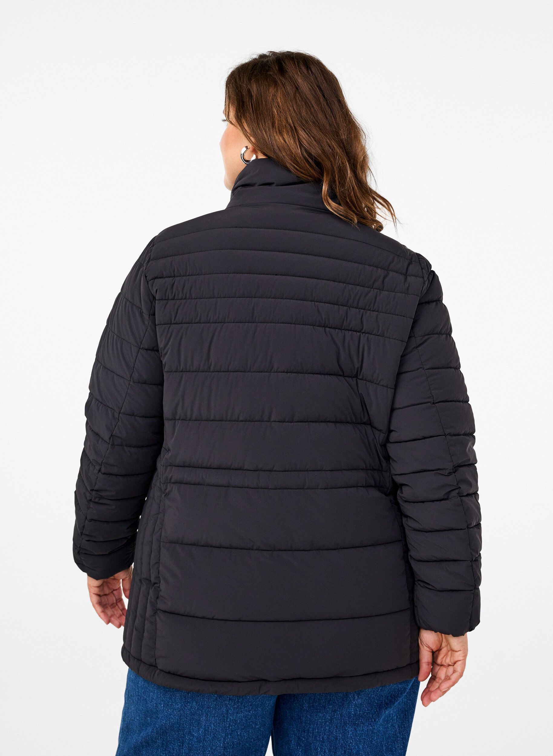 Zizzi Korte puffer jas met zakken, Zwart, Model image number 2