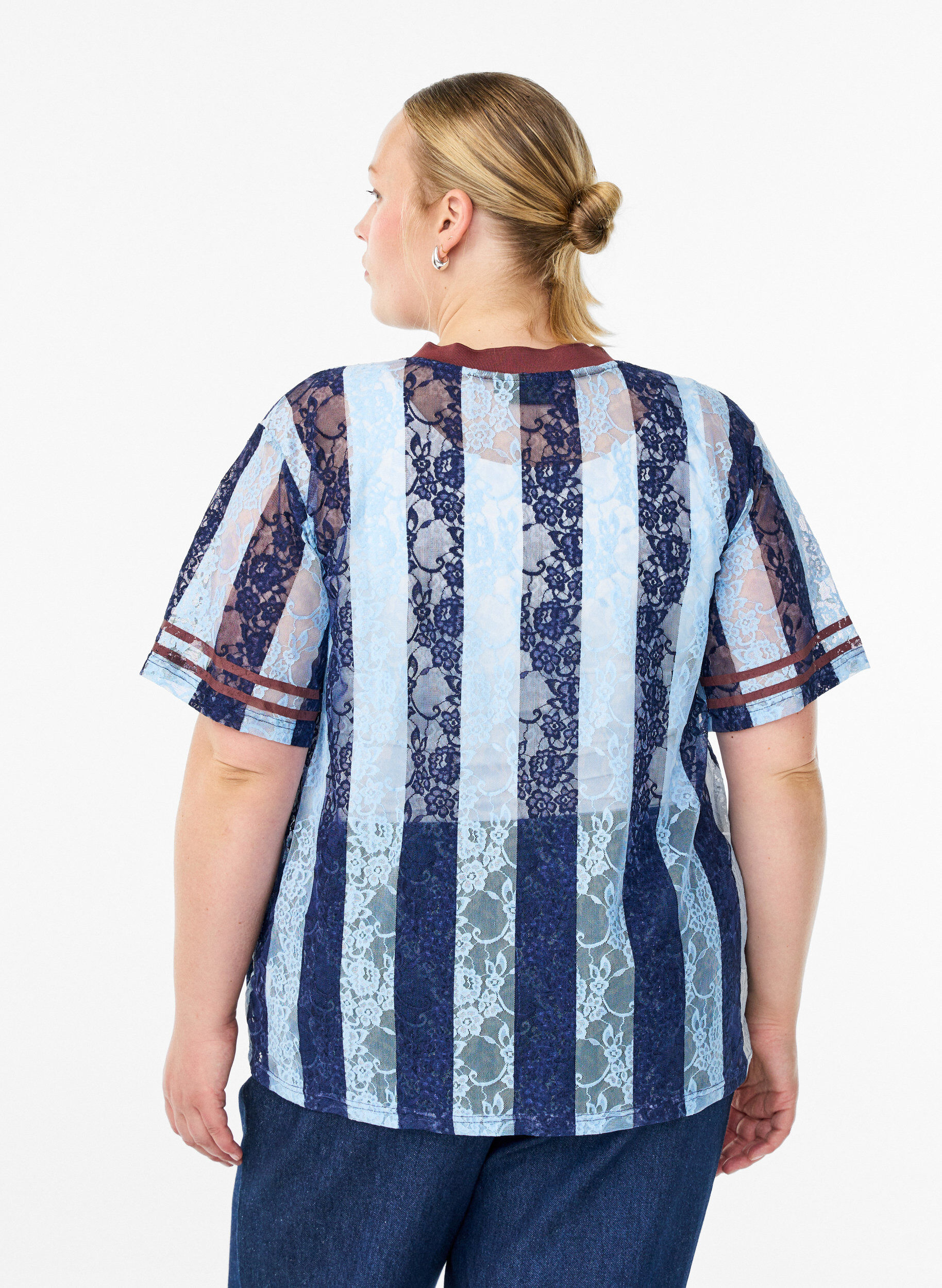 Zizzi Gestreepte kanten blouse met opvallende print, Blauw, Model image number 2