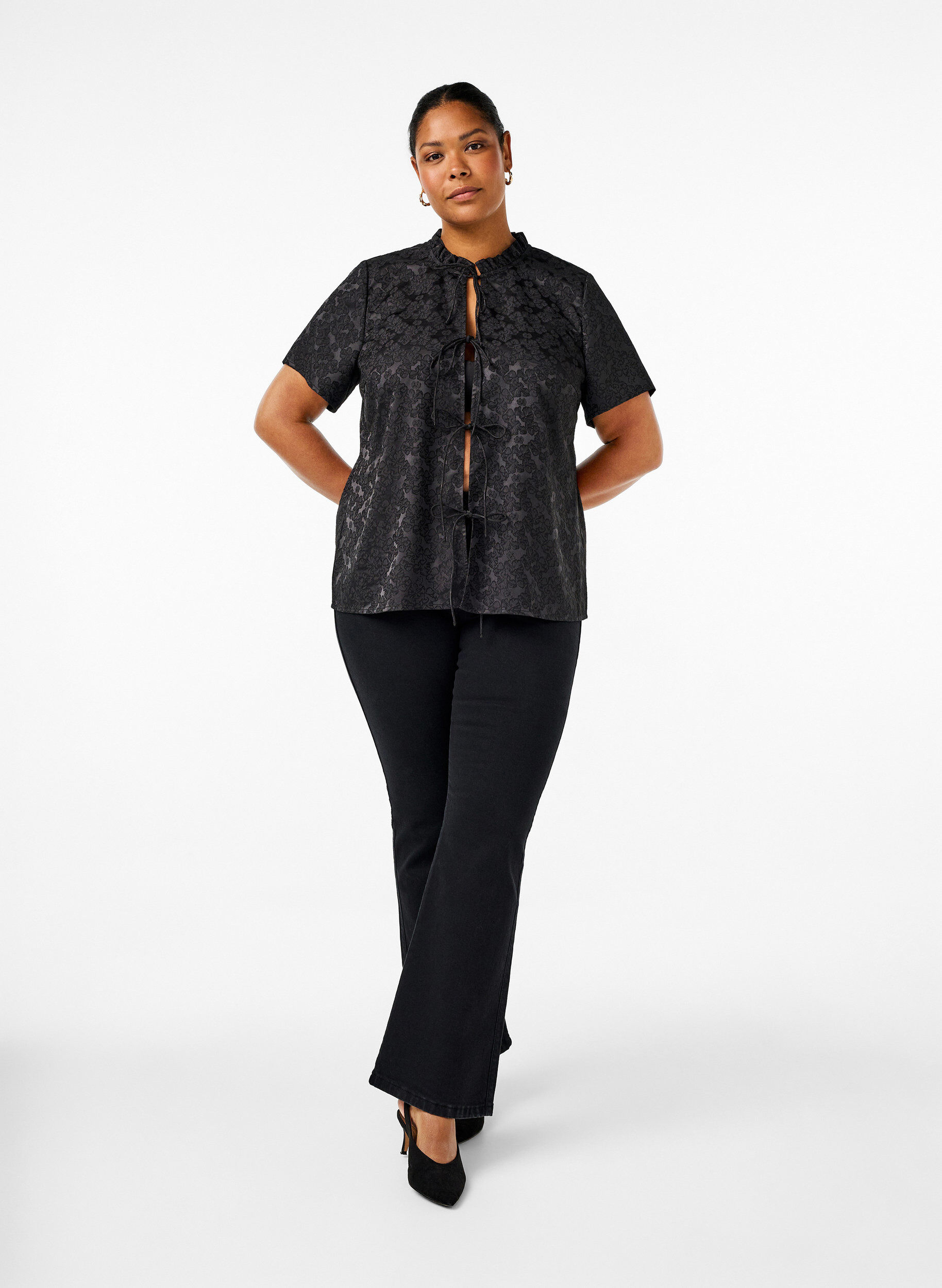 Zizzi Jacquard blouse met korte mouwen en strikjes, Zwart, Model image number 1