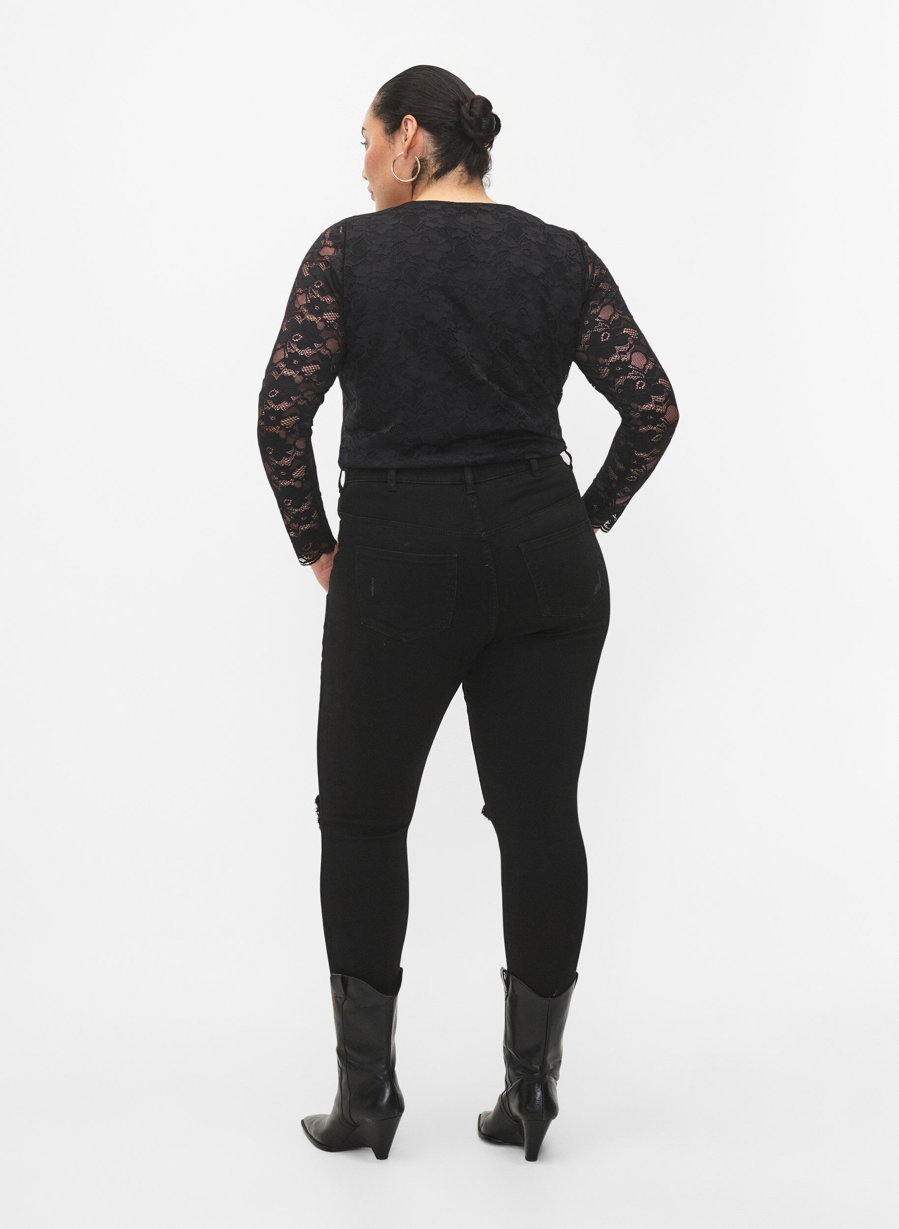 Zizzi Strakke jeans met slijtagedetails, Black, Model image number 1