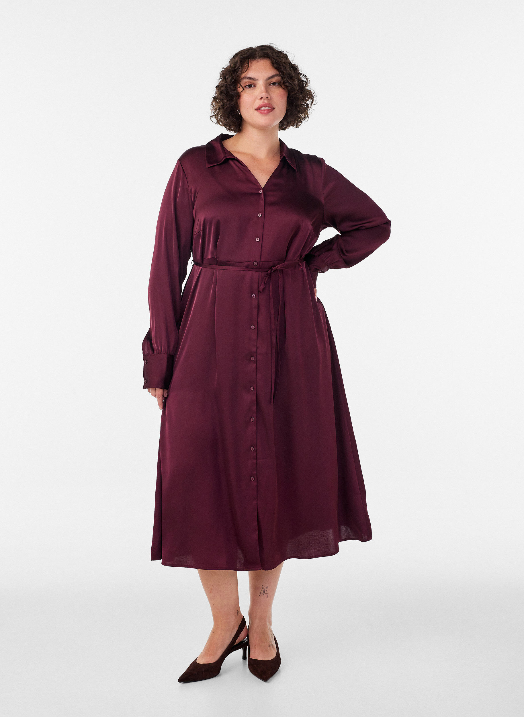 Satijnen overhemdjurk met een strikceintuur, Rood, Model
