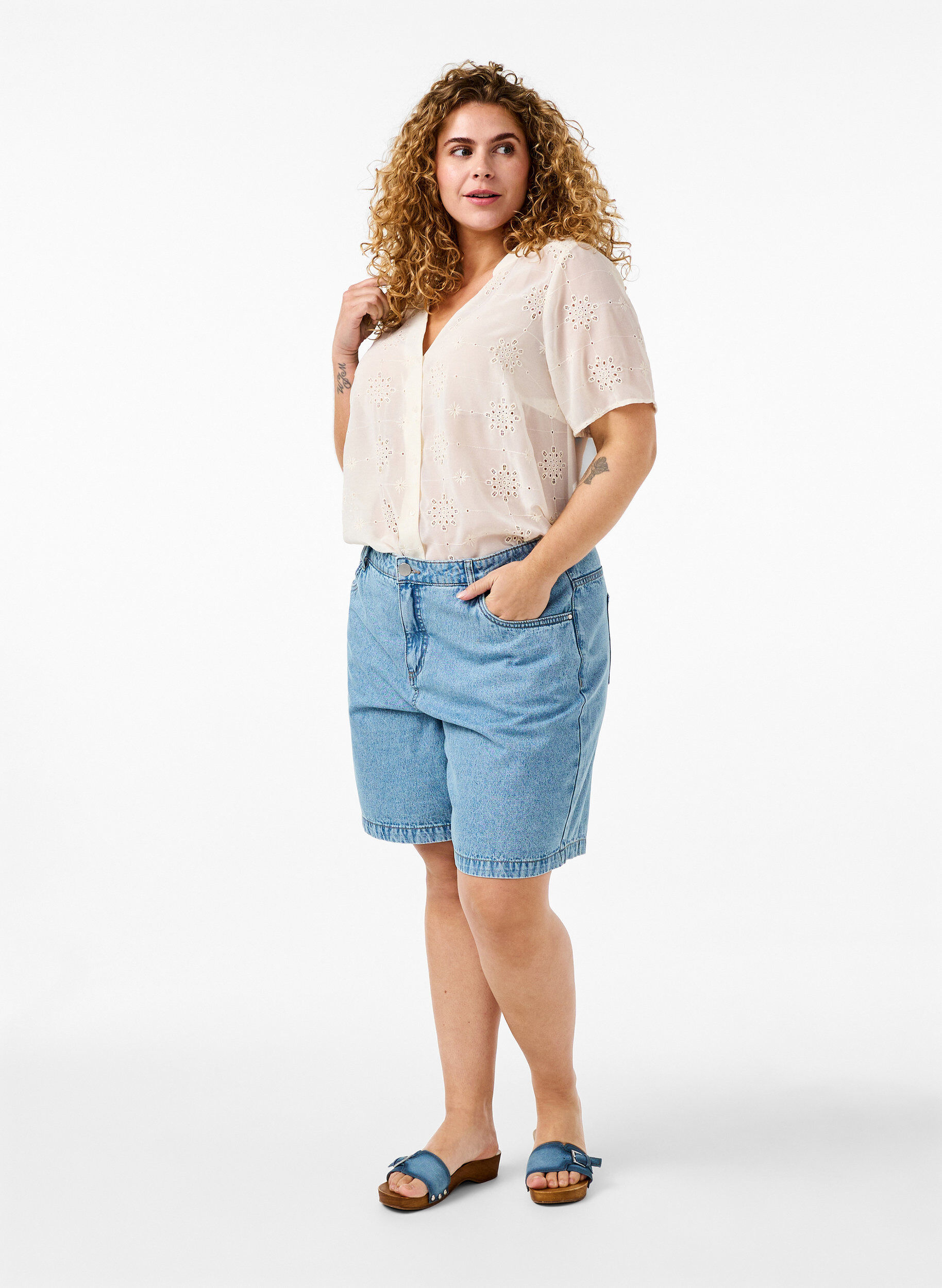 Zizzi Overhemdblouse met korte mouwen en broderie anglaise, Antique White, Model image number 2