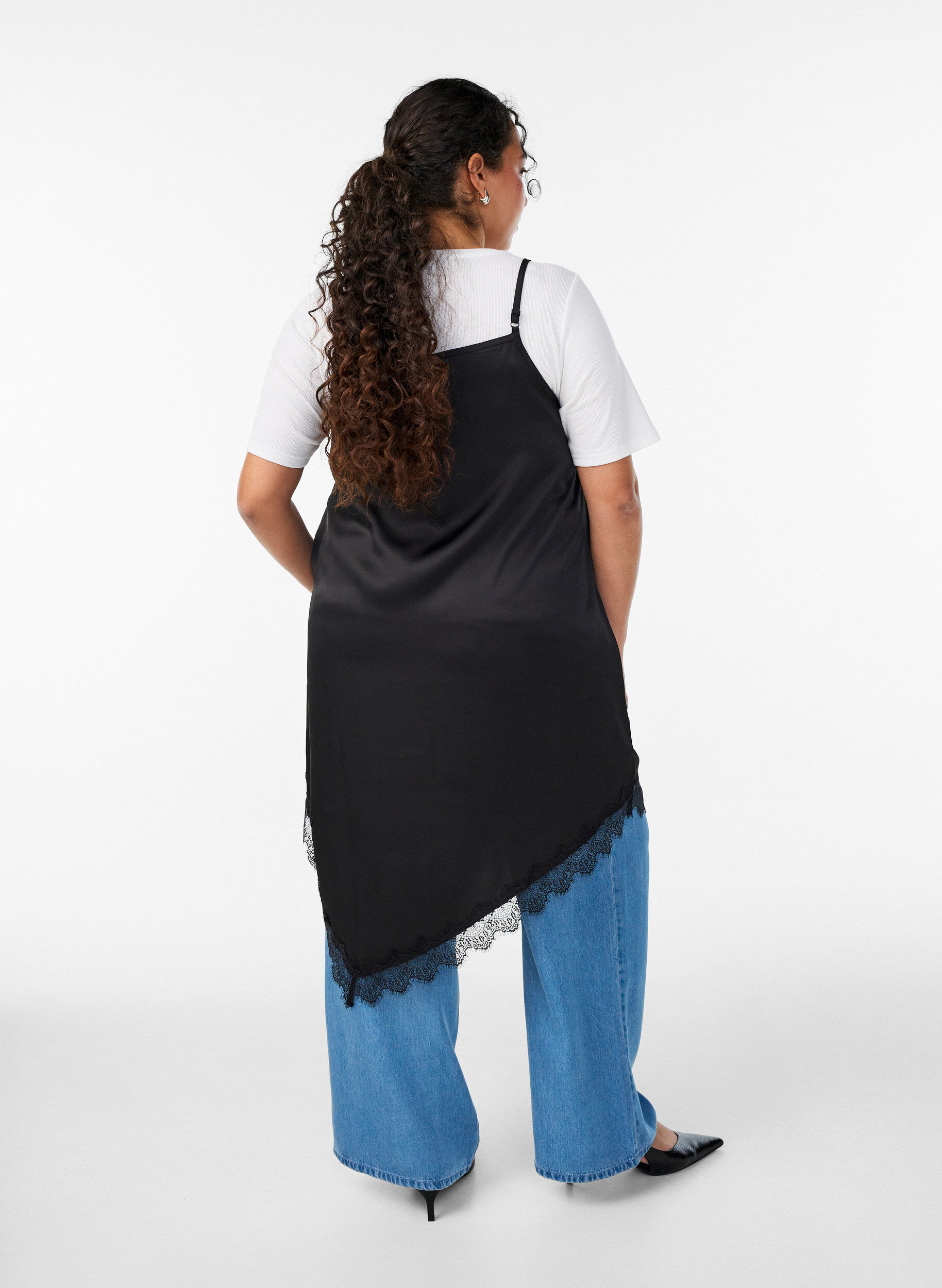 Zizzi Satinlook jurk met kanten afwerking, Zwart, Model image number 1
