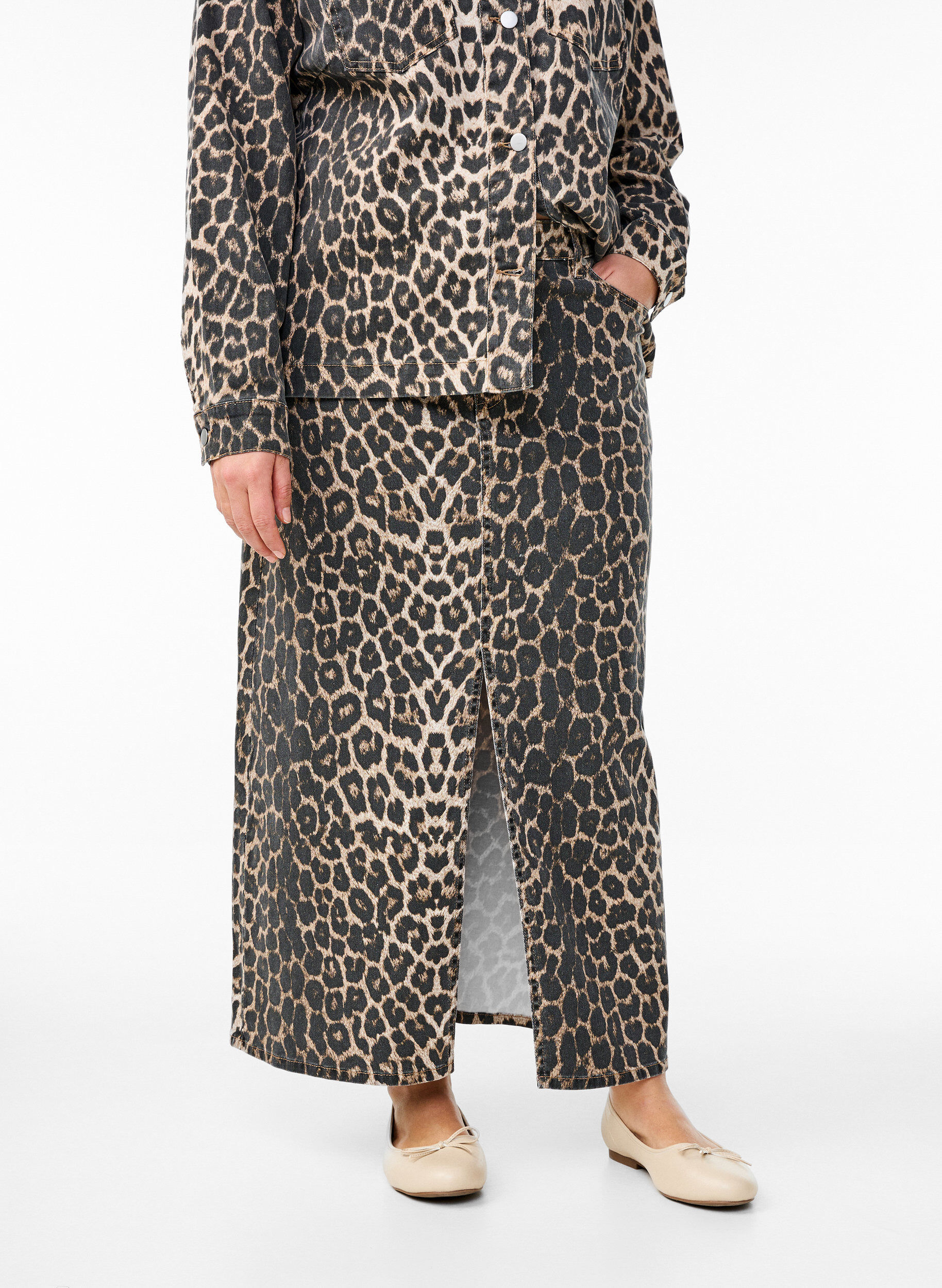 Zizzi Maxi-rok met luipaardprint en voorsplit, Leo AOP, Model image number 2