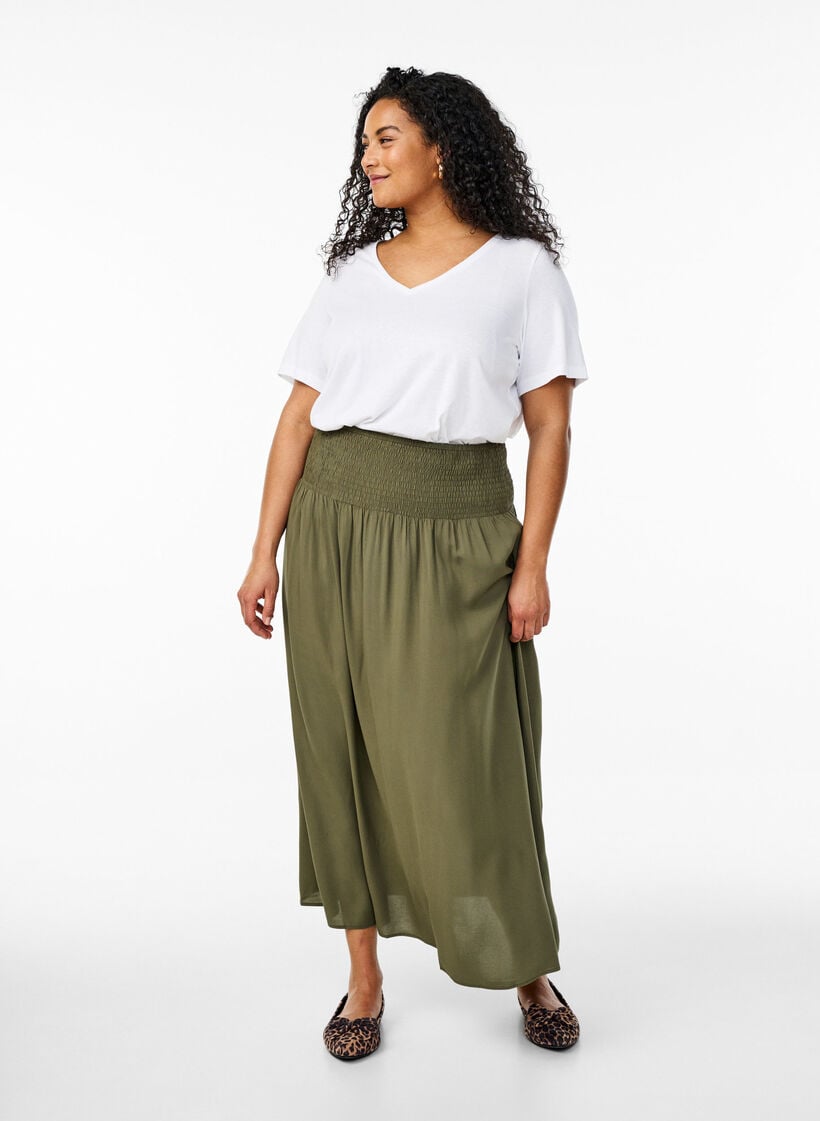 FLASH - Maxi rok in viscose met smokwerk, Groen, Model image number 0