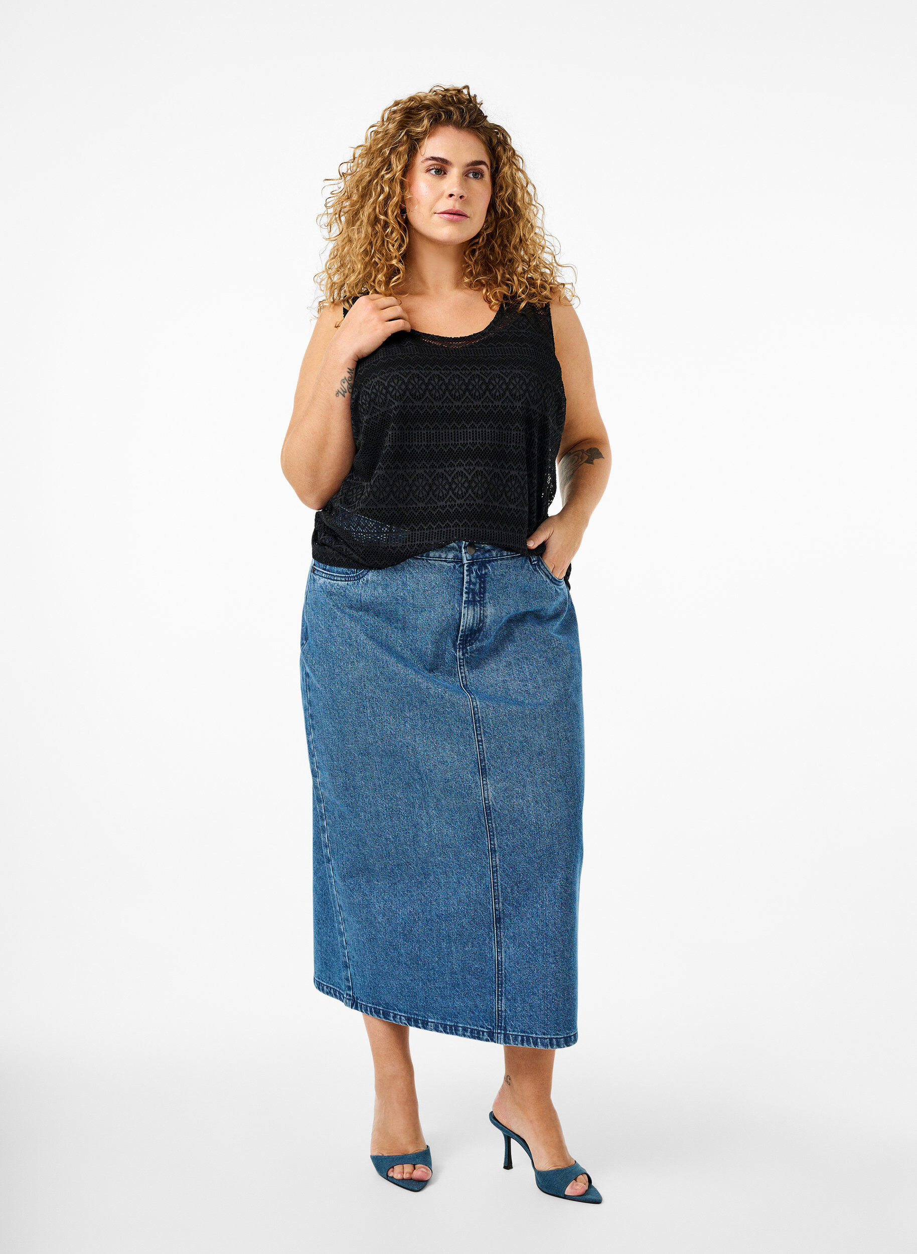 Zizzi Mouwloze top met gaatjespatroon, Black, Model image number 2