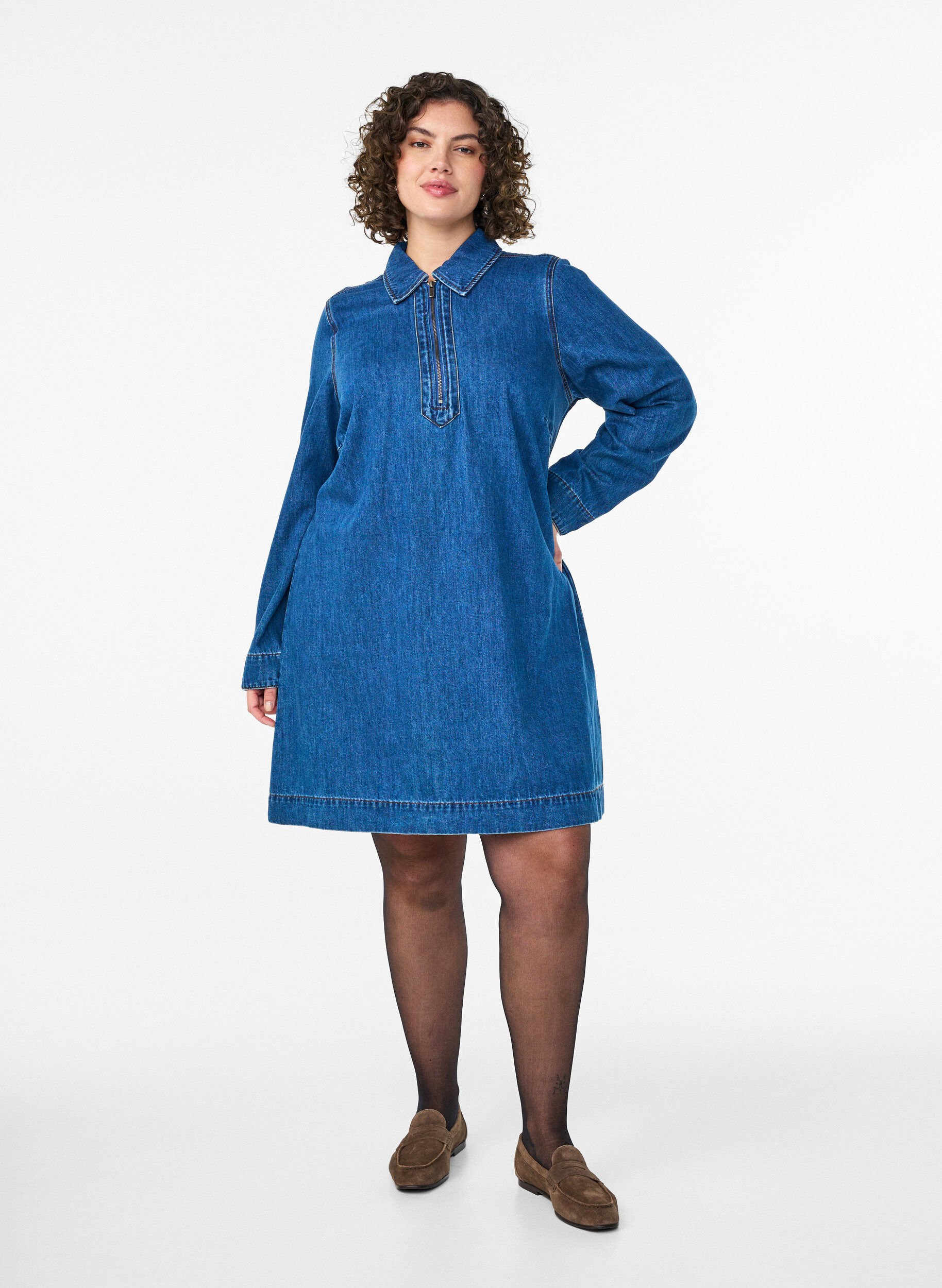Zizzi Korte denimjurk met ritssluiting en kraagje, Blauw, Model image number 1