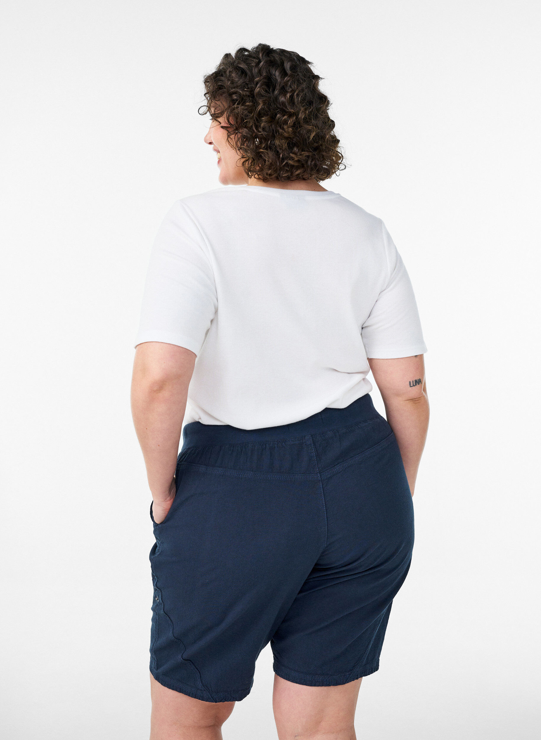 Zizzi Losse katoenen short met zakken, Blauw, Model image number 2